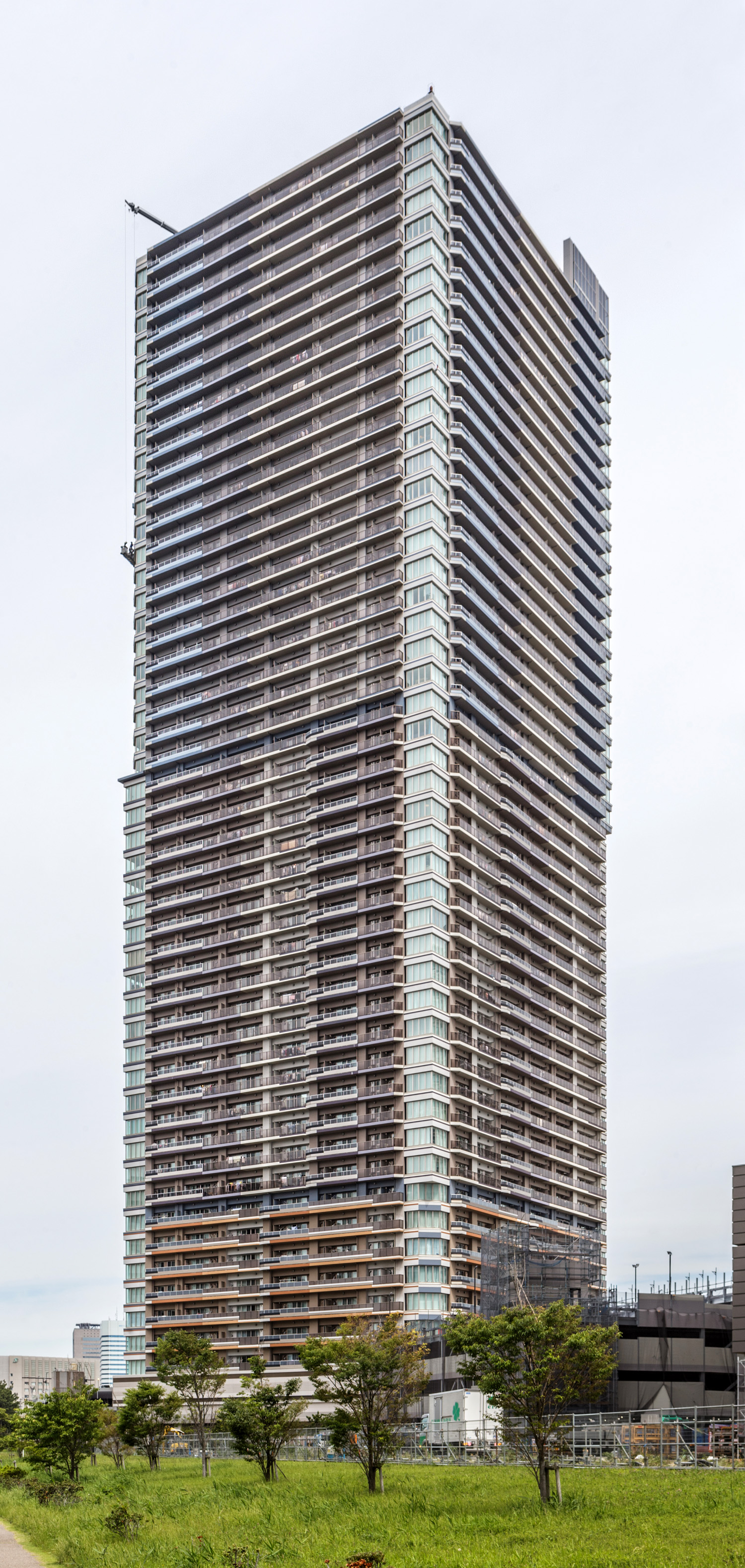 Makuhari Bay-Park Skygrand Tower, Chiba - View from the southeast. © Mathias Beinling