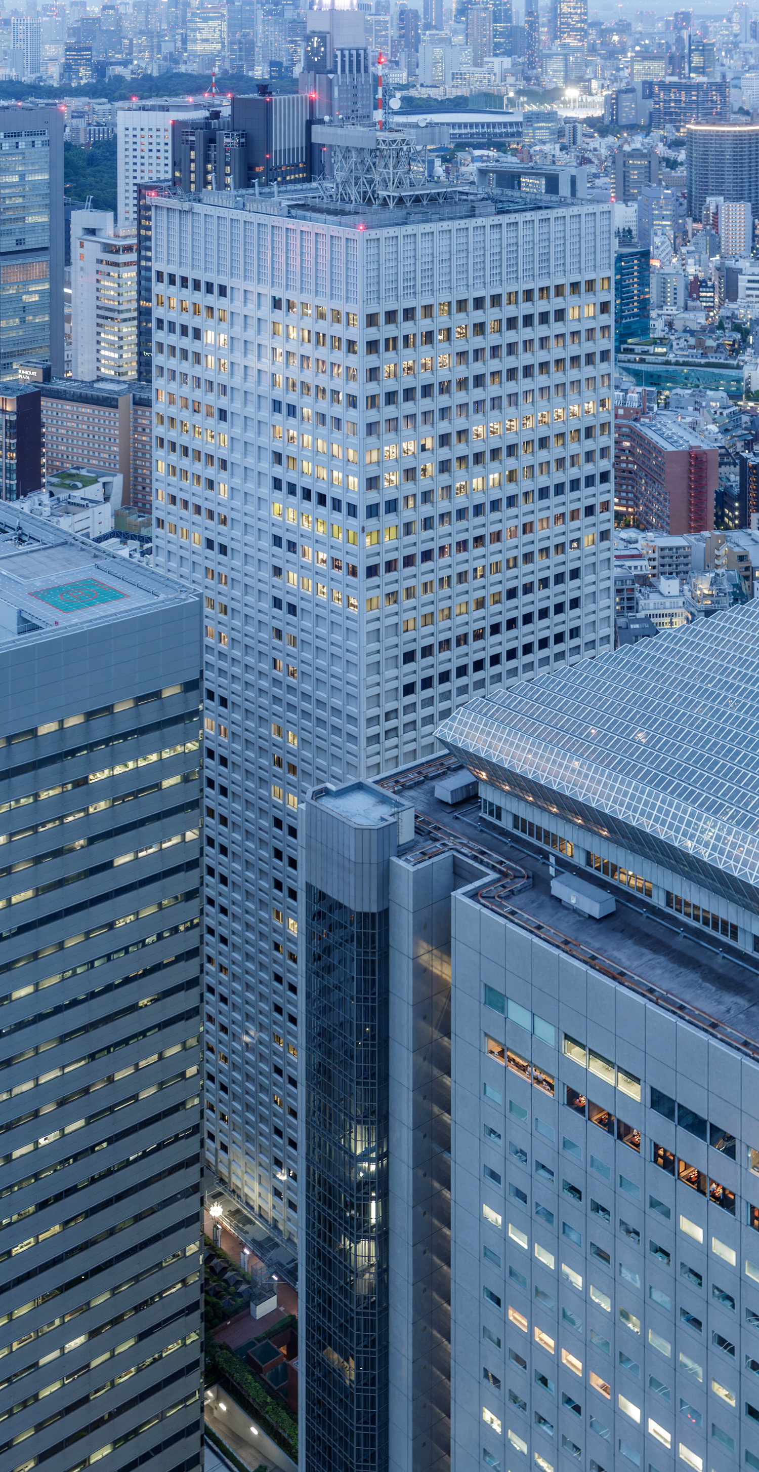 KDDI Building, Tokyo - View from Tokyo Metropolitan Government Building. © Mathias Beinling