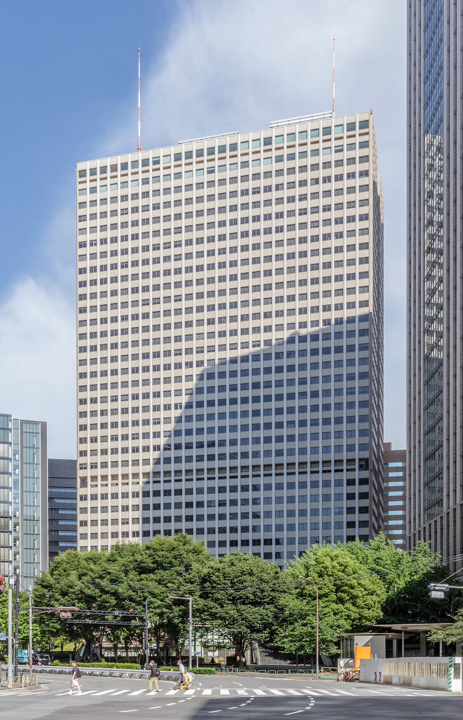 Kasumigaseki Building, Tokyo - View from the east. © Mathias Beinling