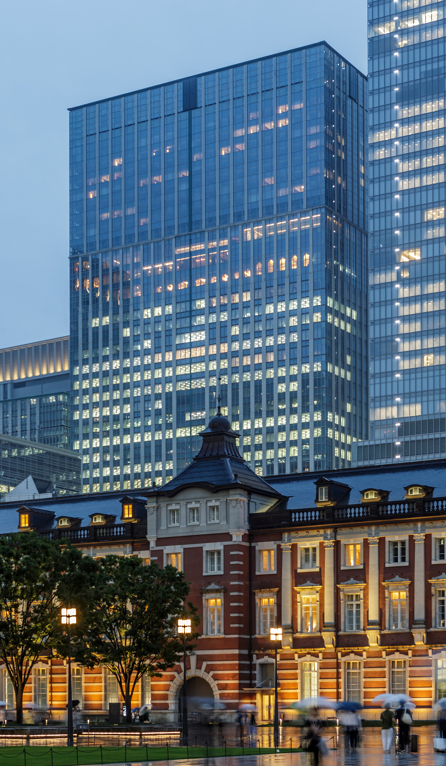 Marunouchi Trust Building Main Tower, Tokyo - View from the west. © Mathias Beinling