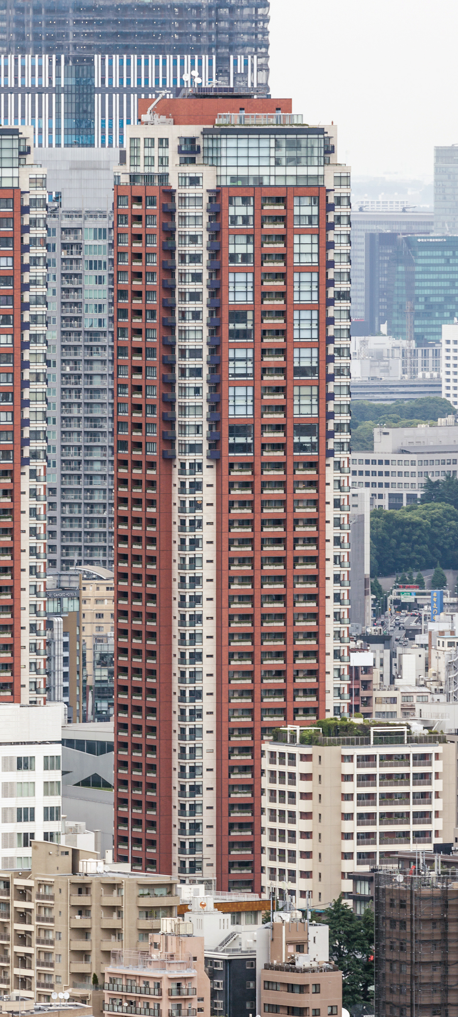 Roppongi Hills Residential Building B, Tokyo - View from Yebisu Garden Place Tower. © Mathias Beinling