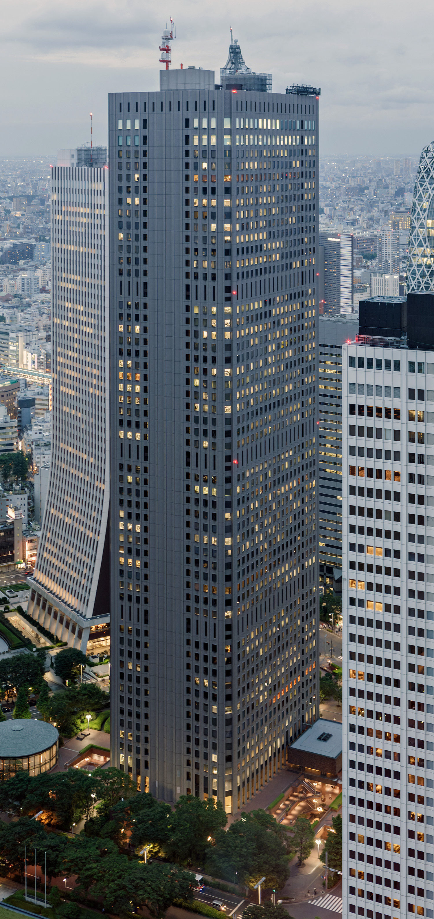 Shinjuku Center Building, Tokyo - View from Tokyo Metropolitan Government Building. © Mathias Beinling