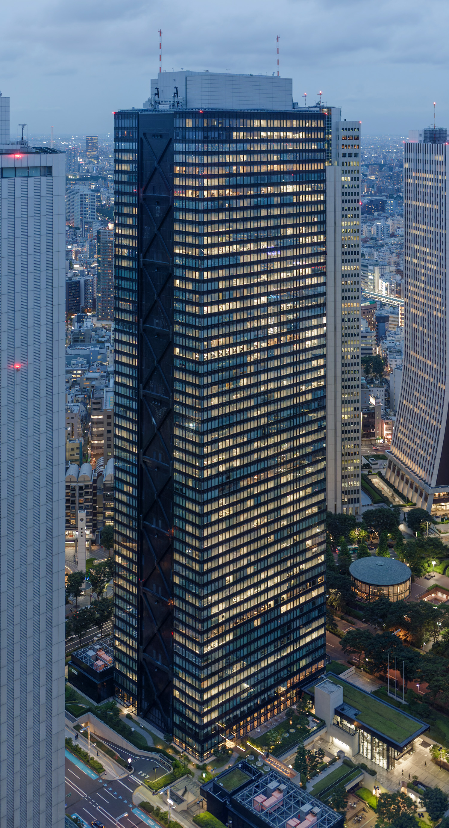 Shinjuku Mitsui Building, Tokyo - View from Tokyo Metropolitan Government Building. © Mathias Beinling