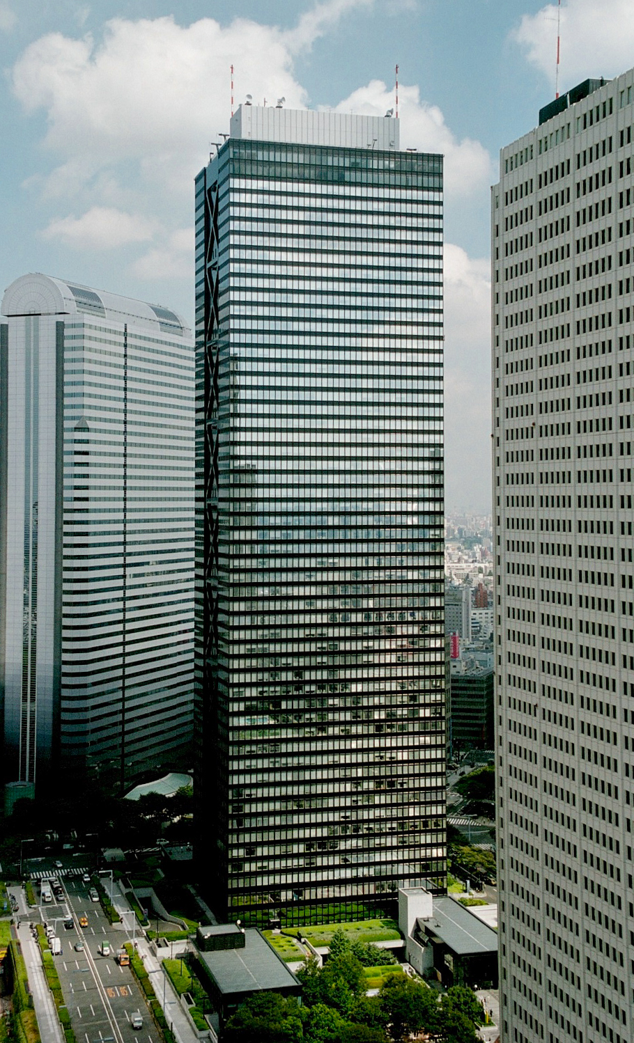 Shinjuku Mitsui Building, Tokyo - View from Shinjuku NS Building in 2002. © Mathias Beinling