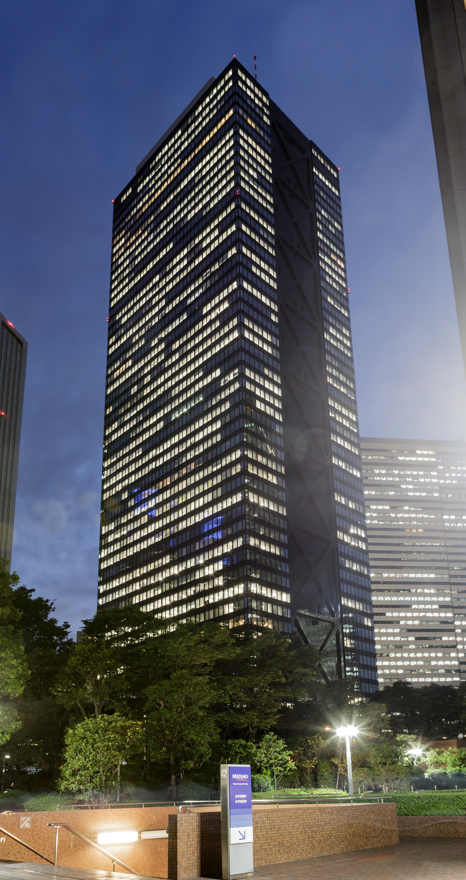 Shinjuku Mitsui Building, Tokyo - View from the southeast. © Mathias Beinling