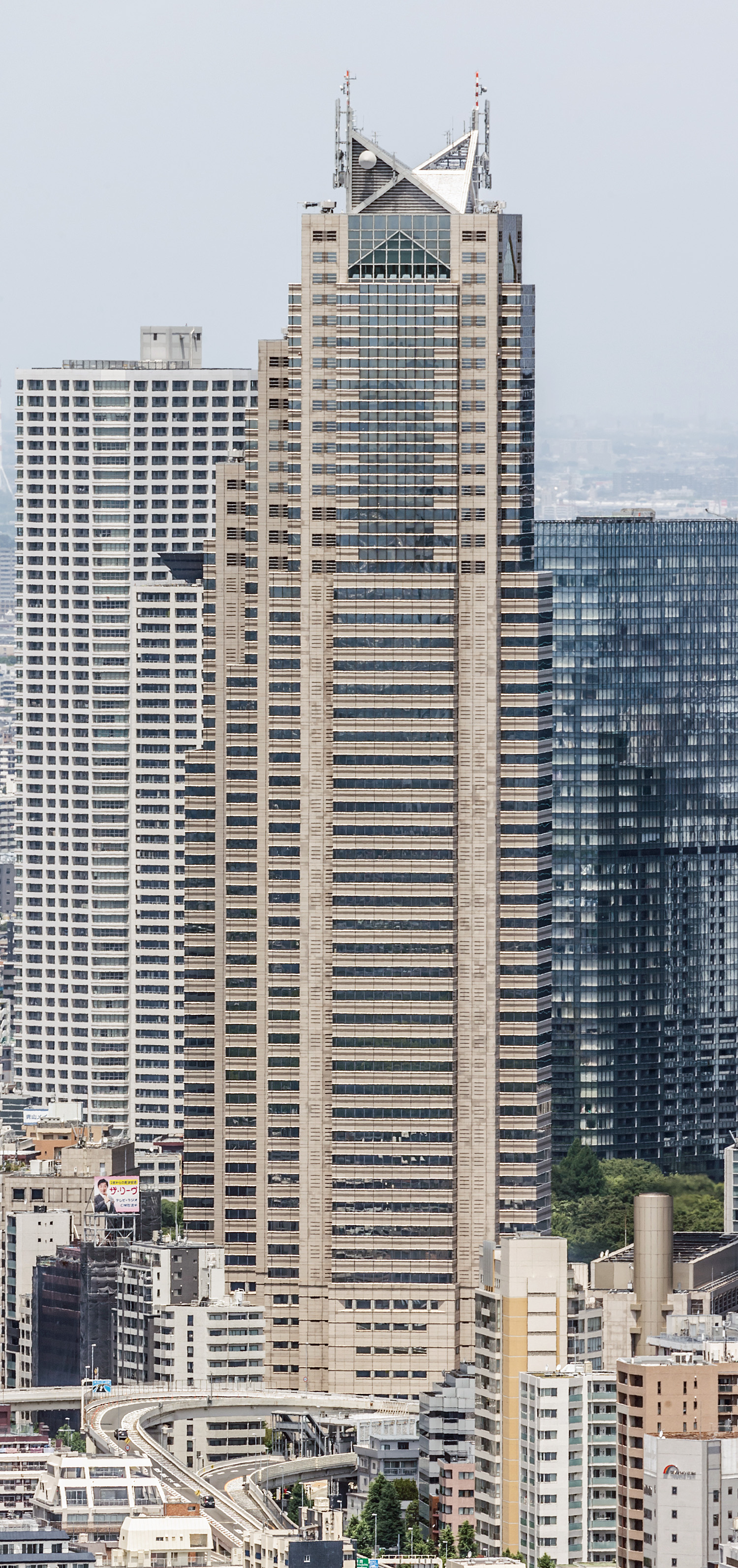 Shinjuku Park Tower, Tokyo - View from Shibuya Scramble Square. © Mathias Beinling