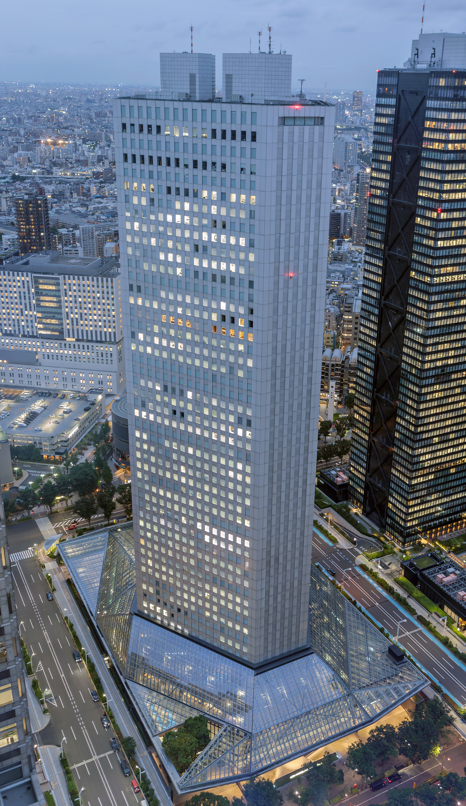 Shinjuku Sumitomo Building, Tokyo - View from Tokyo Metropolitan Government Building. © Mathias Beinling