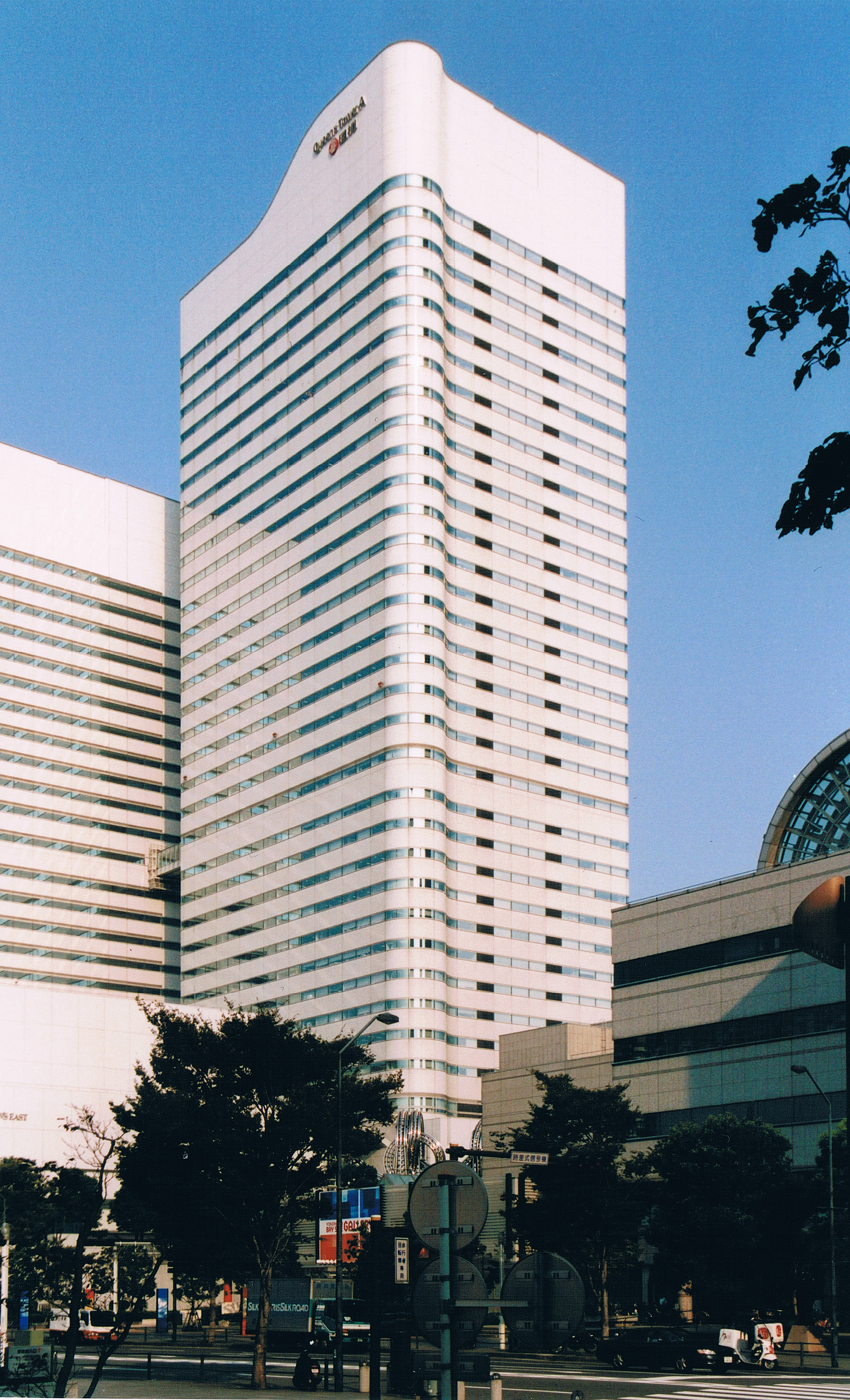 Queens Tower A, Yokohama - View from the west (blurry scan). © Mathias Beinling