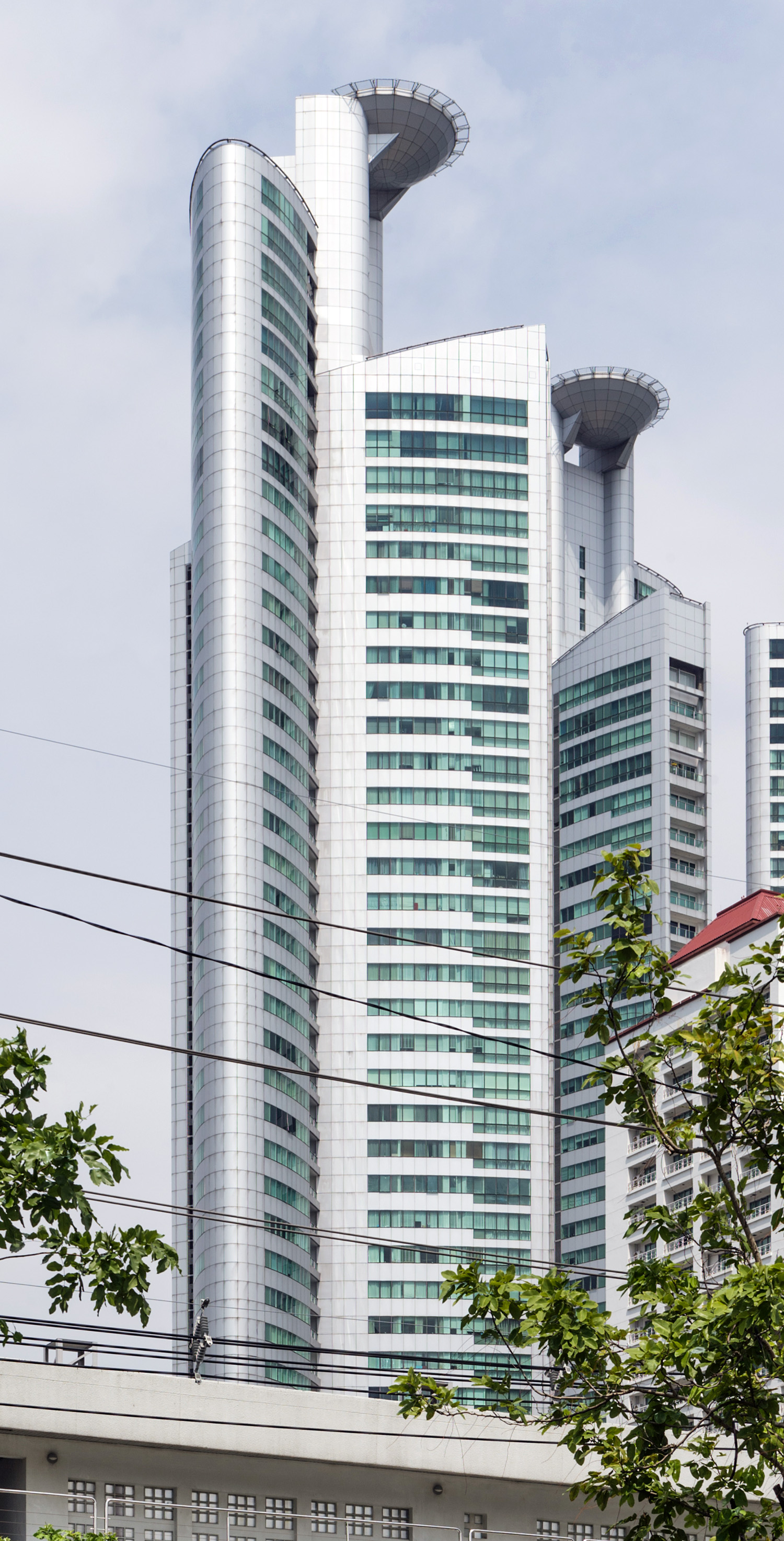 Millennium Residence Tower 1, Bangkok - View from Ratchadaphisek Road. © Mathias Beinling