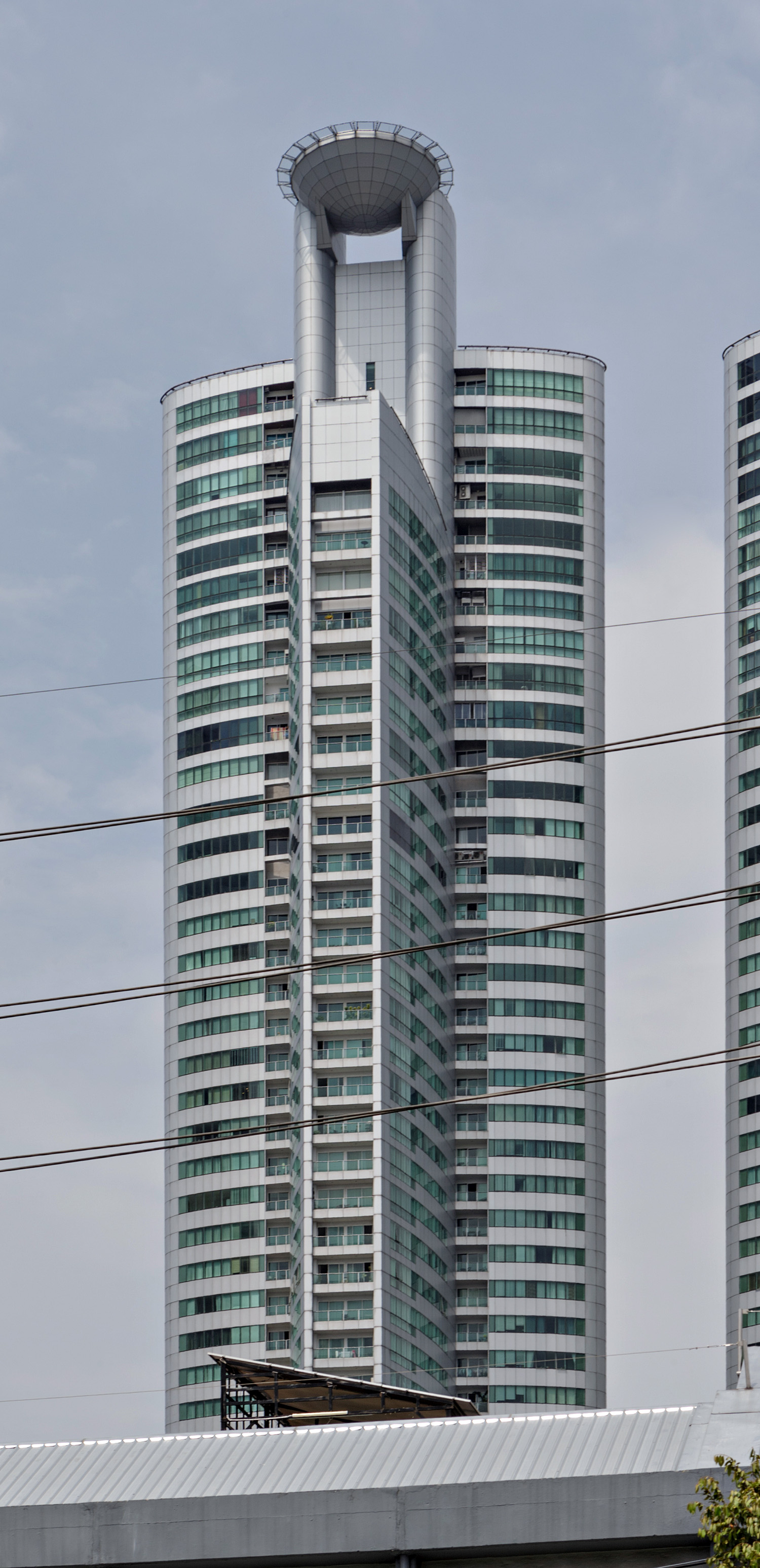Millennium Residence Tower 2, Bangkok - View from Ratchadaphisek Road. © Mathias Beinling