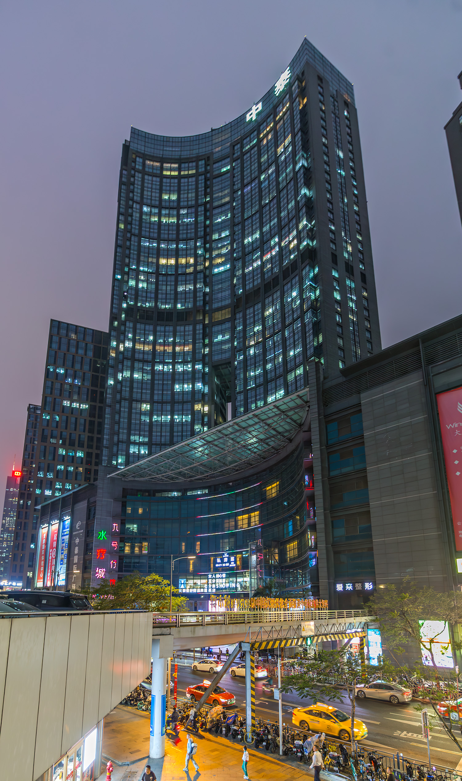 Center Plaza, Guangzhou - View from the north. © Mathias Beinling