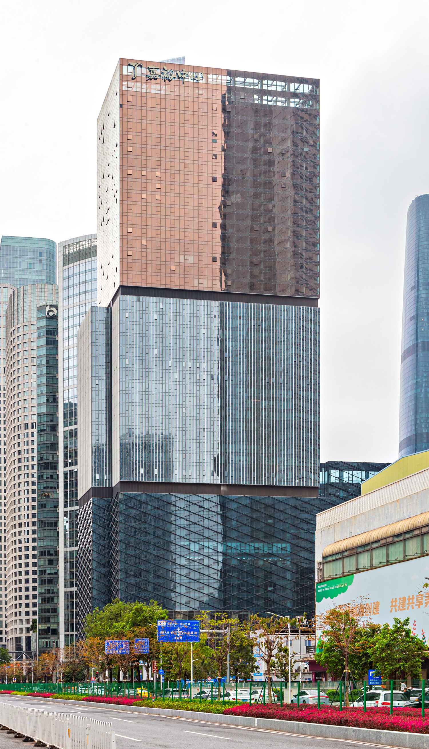 Jiayu Building, Guangzhou - View from the north. © Mathias Beinling