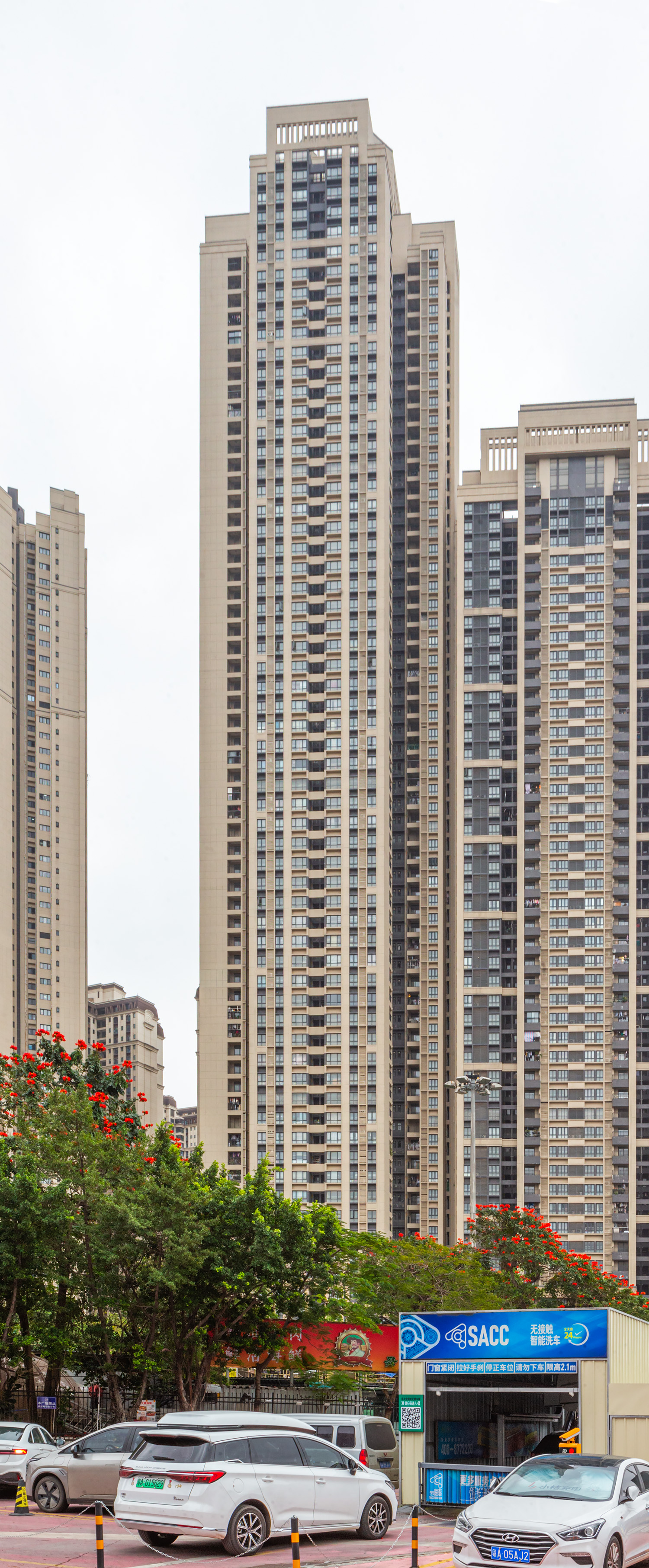 Zhonghai Huawan Apartments Tower C5, Guangzhou - View from the northwest. © Mathias Beinling