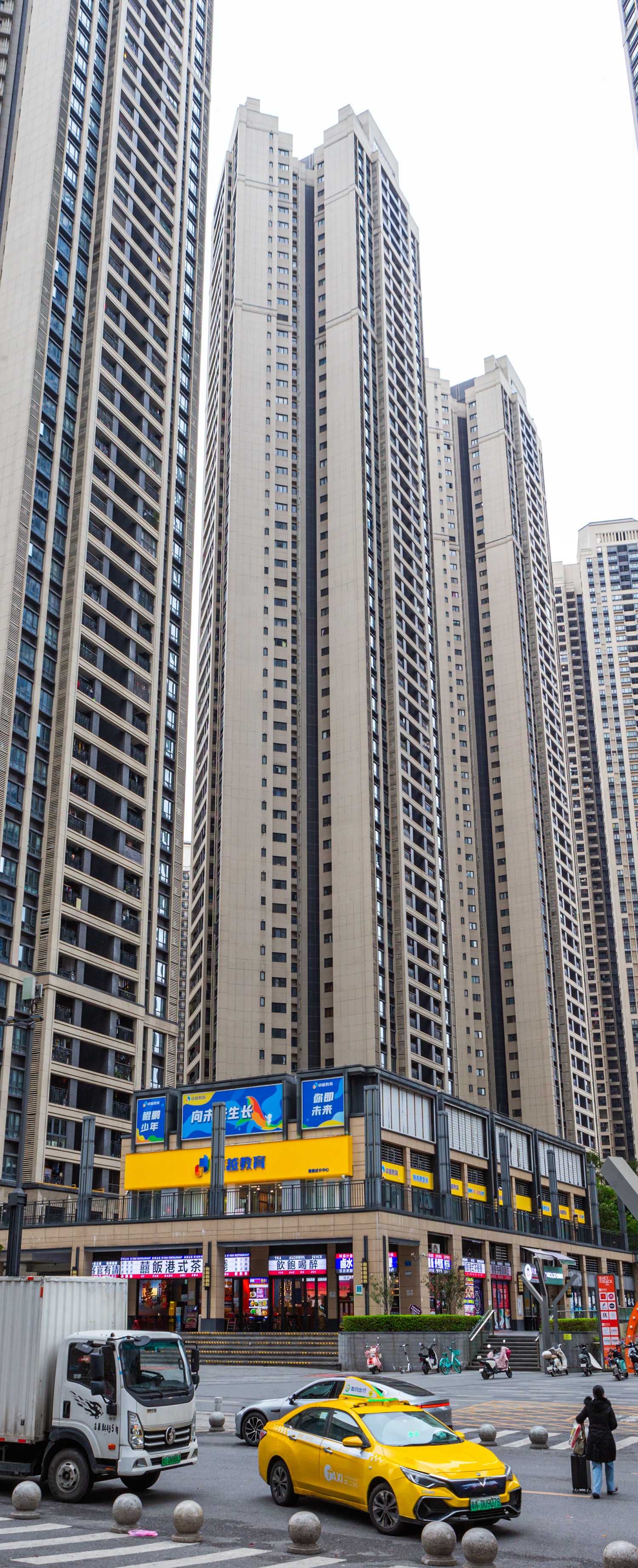 Zhonghai Huawan Apartments Tower C7, Guangzhou - View from the northeast. © Mathias Beinling