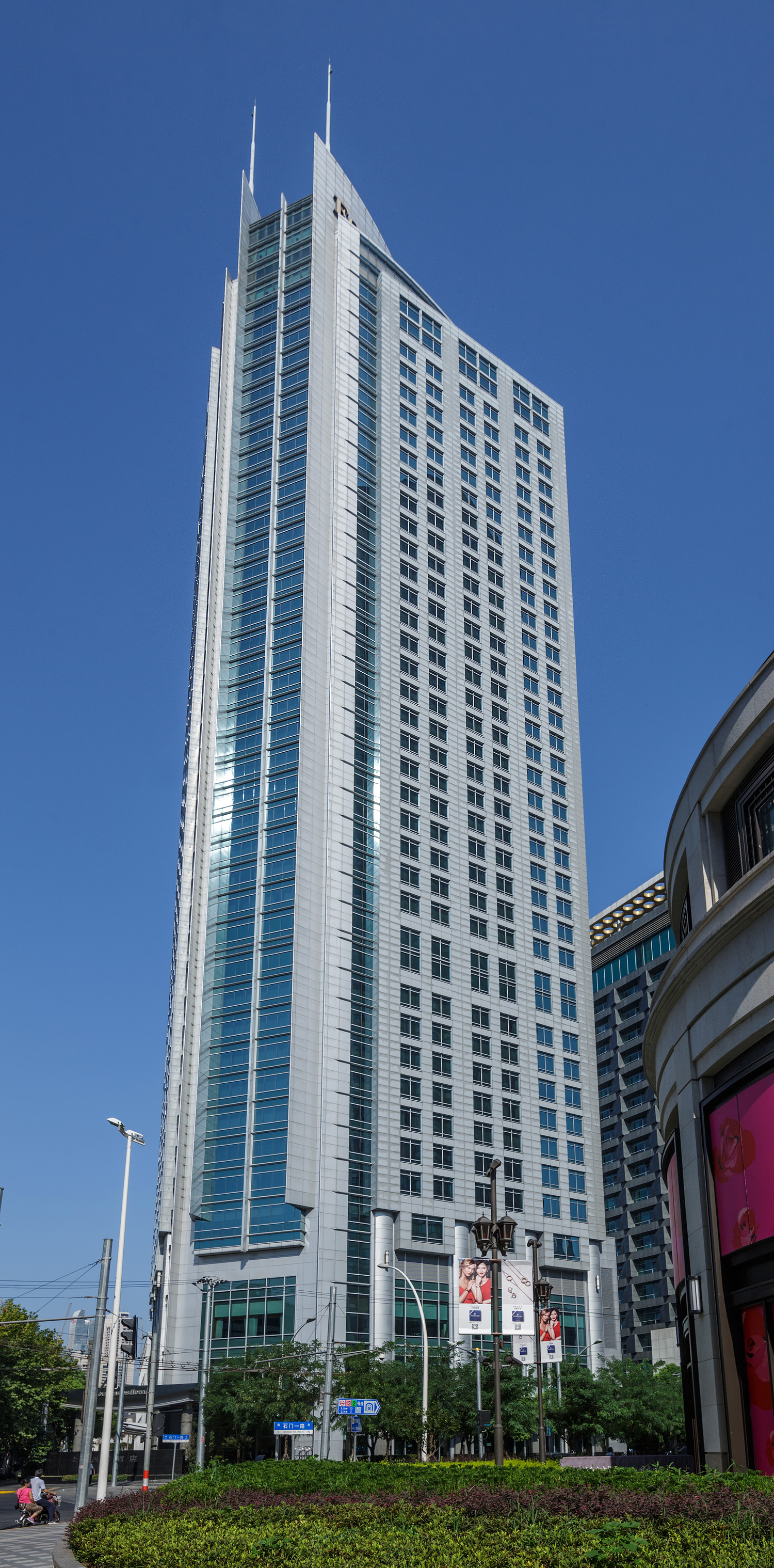 Four Seasons Hotel, Shanghai - View from the east. © Mathias Beinling