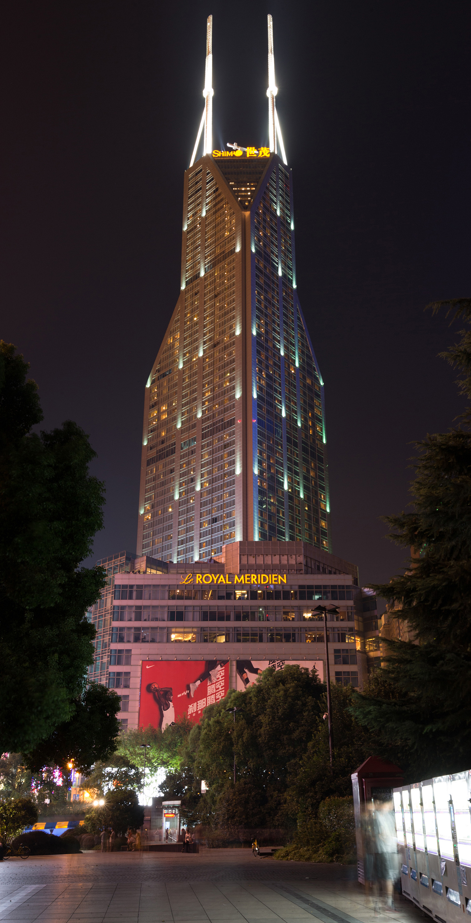 Shimao International Plaza, Shanghai - View from People`s Square. © Mathias Beinling