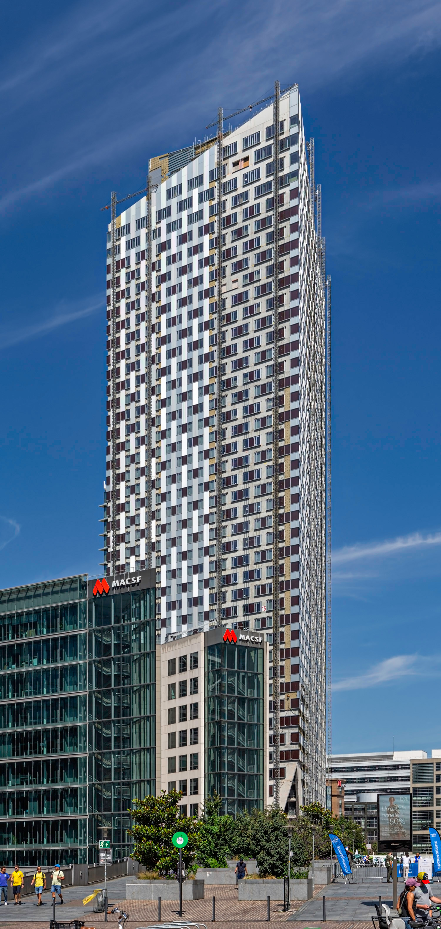 Tour Adria, Courbevoie - View from the southeast. © Mathias Beinling