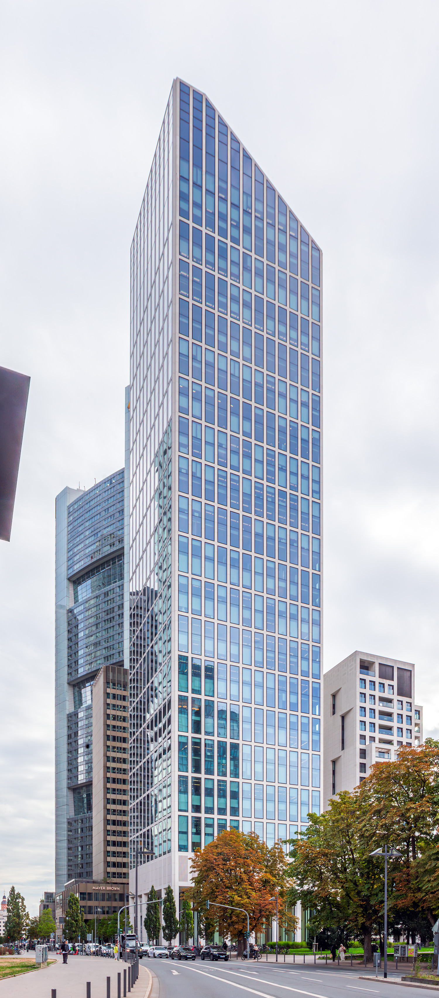 TaunusTurm, Frankfurt - View from the west. © Mathias Beinling