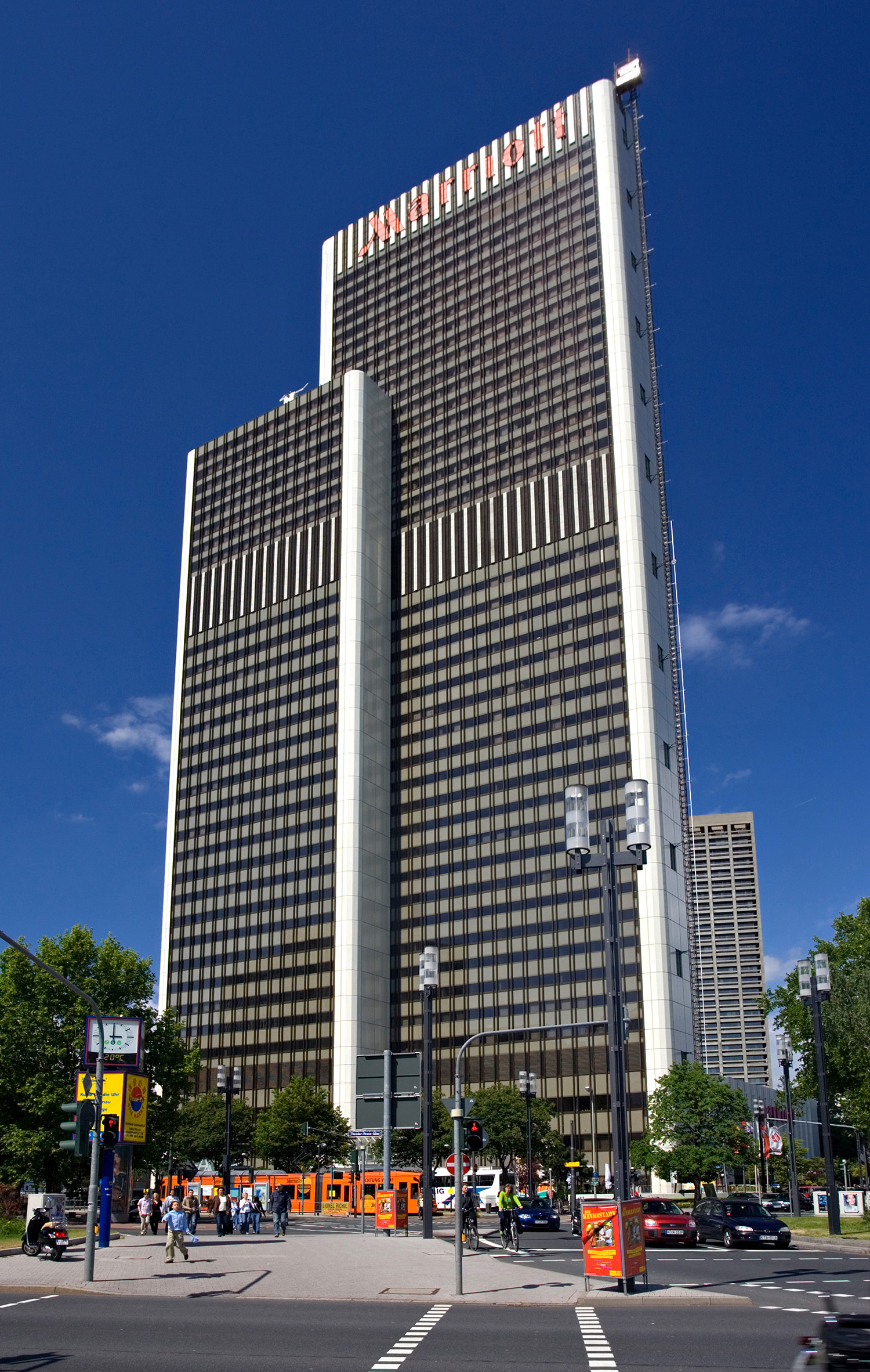 Westend Gate, Frankfurt - View from the south. © Mathias Beinling