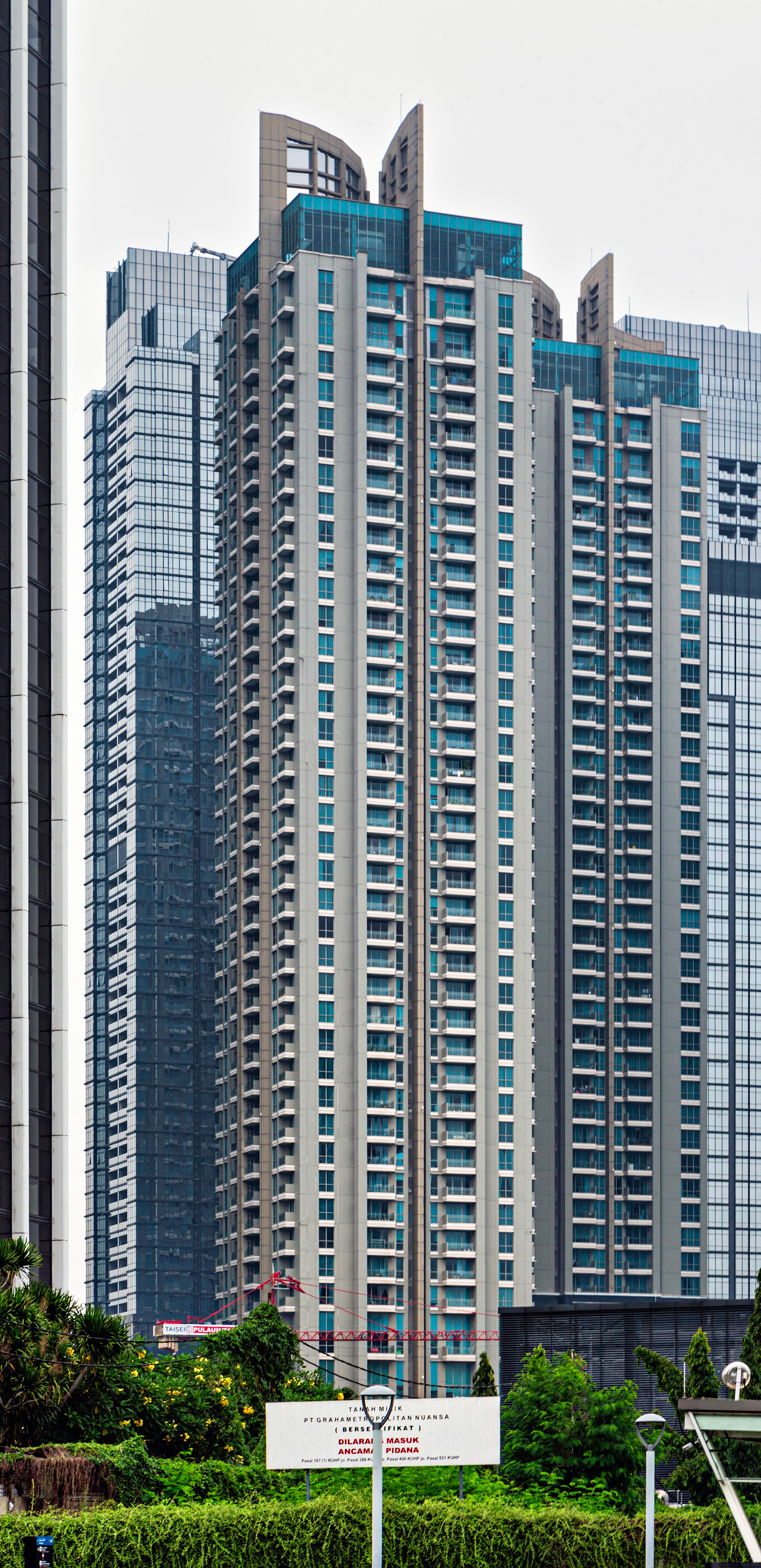 Residence 8 @ Senopati Tower A, Jakarta - View from the west. © Mathias Beinling