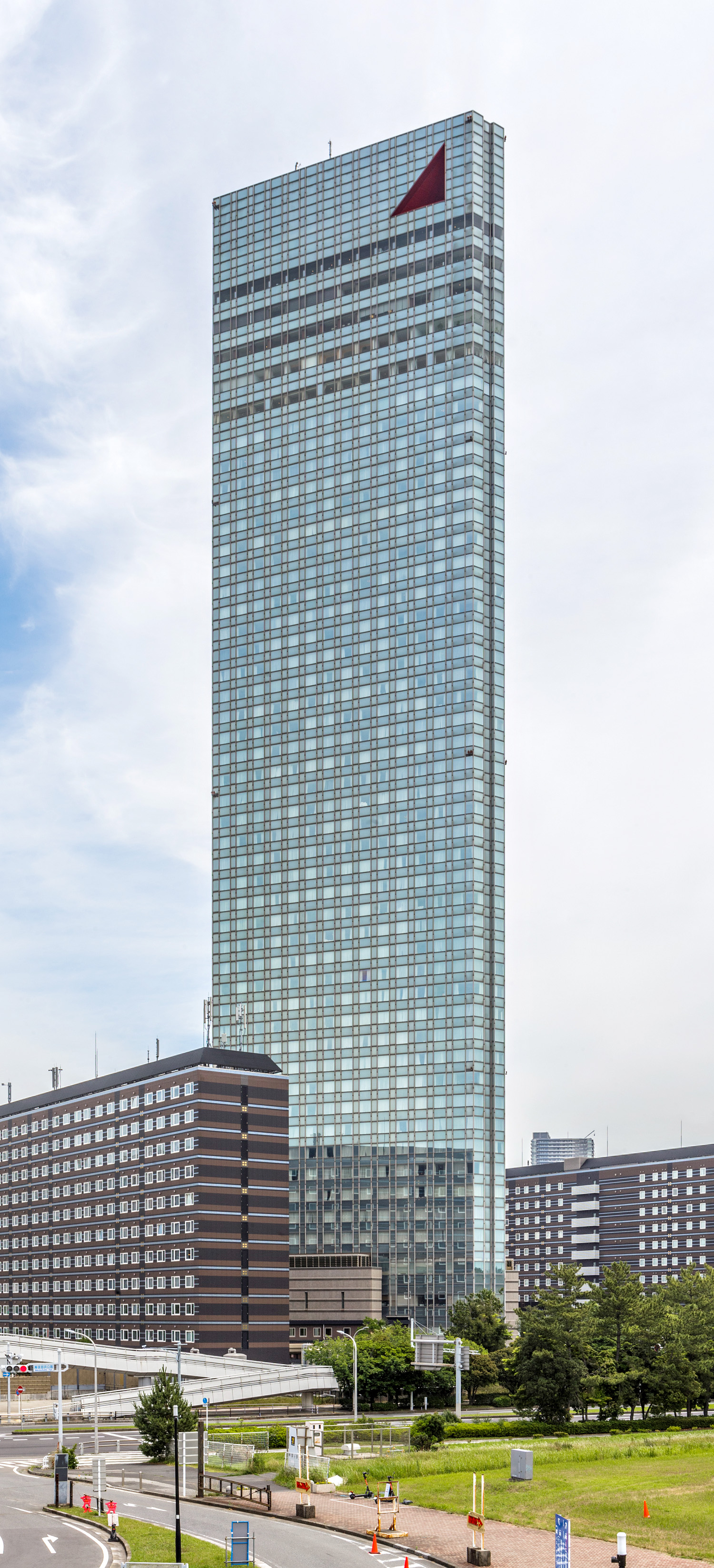 Apa Hotel & Resort Tokyo Bay, Chiba - View from the west. © Mathias Beinling