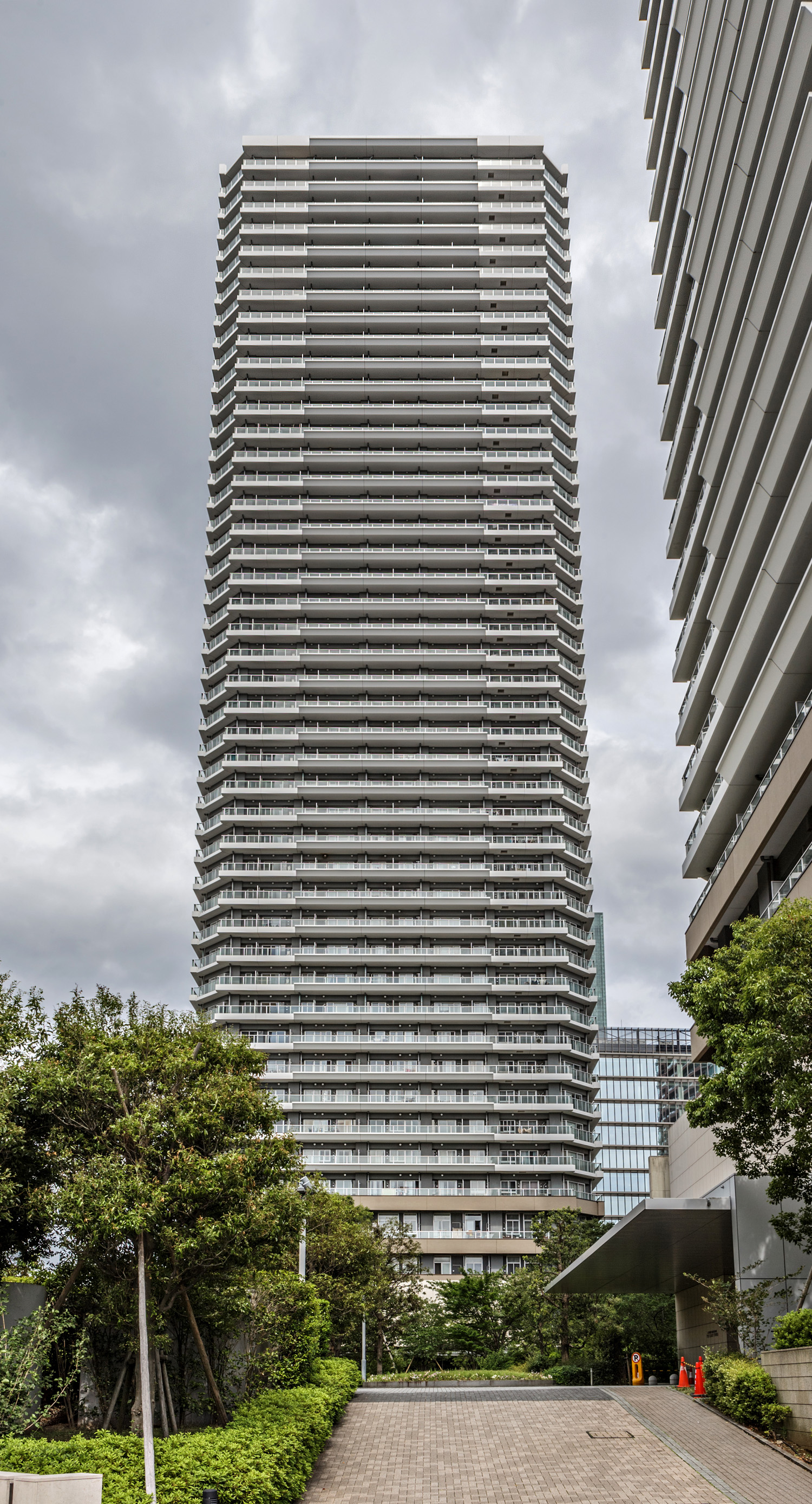 Lieto Court Musashi-Kosugi East Tower, Kawasaki - View from the west. © Mathias Beinling