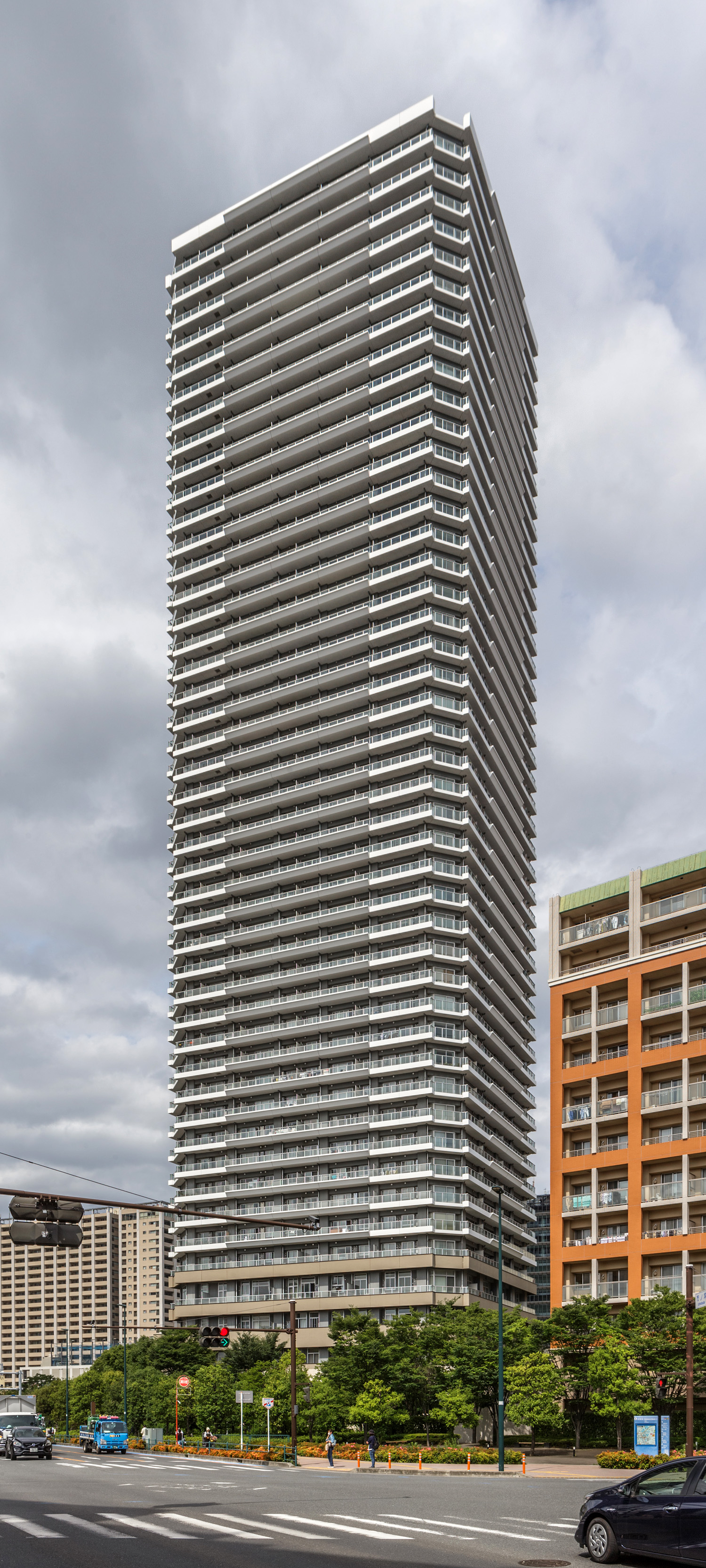 Lieto Court Musashi-Kosugi West Tower, Kawasaki - View from the southwest. © Mathias Beinling