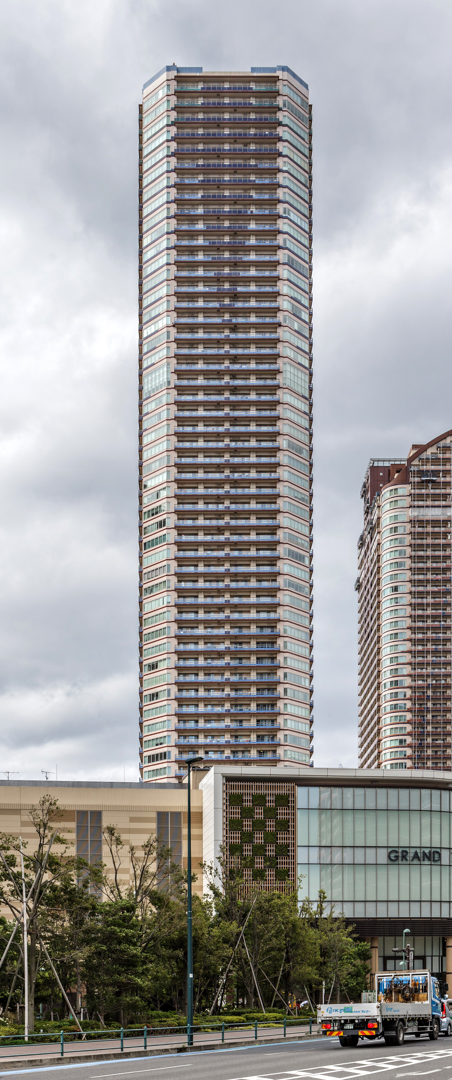 Park City Musashi-Kosugi Mid Sky Tower, Kawasaki - View from the south. © Mathias Beinling