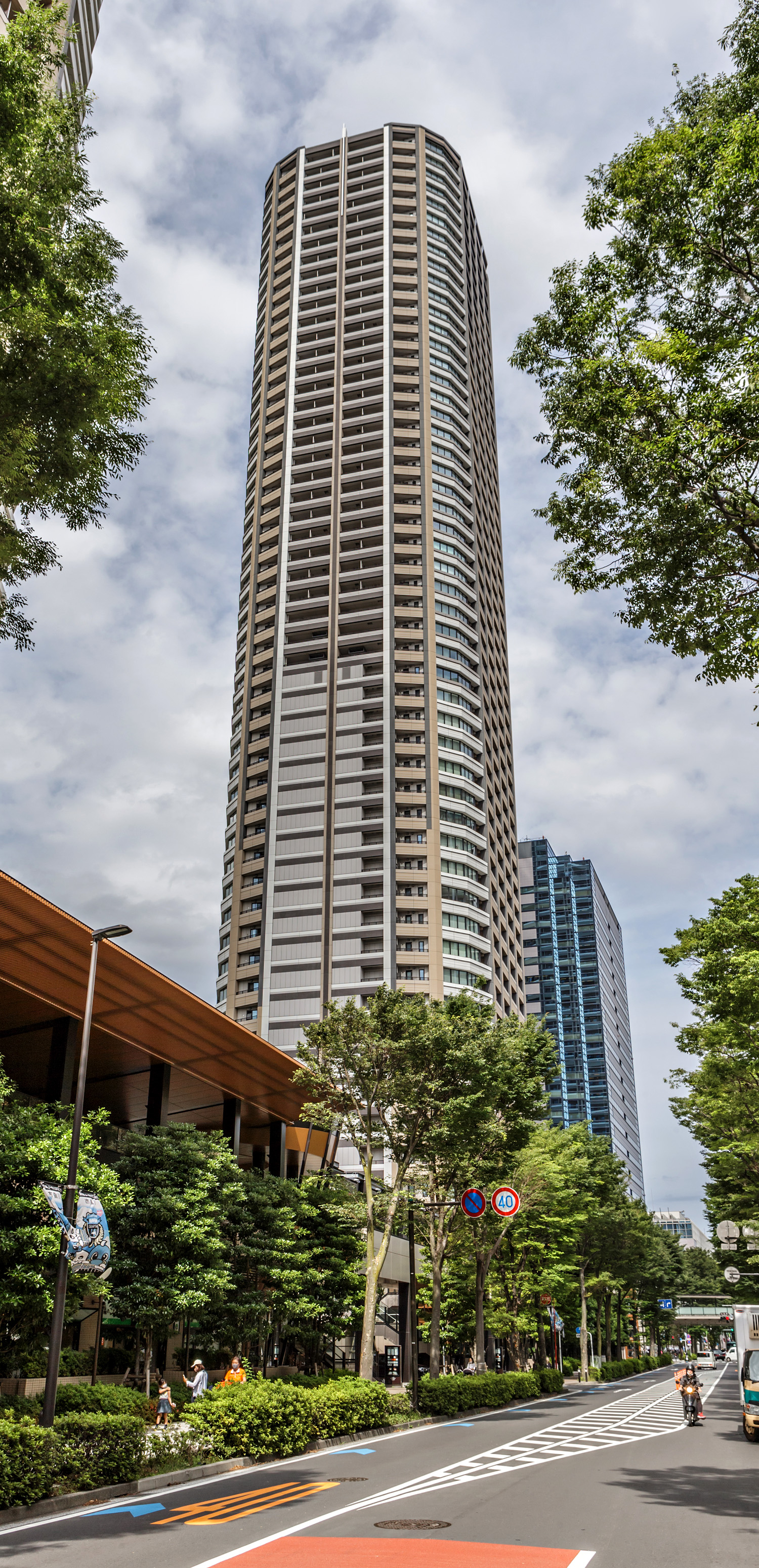 Park City Musashi-Kosugi The Garden East Tower, Kawasaki - View from the west. © Mathias Beinling