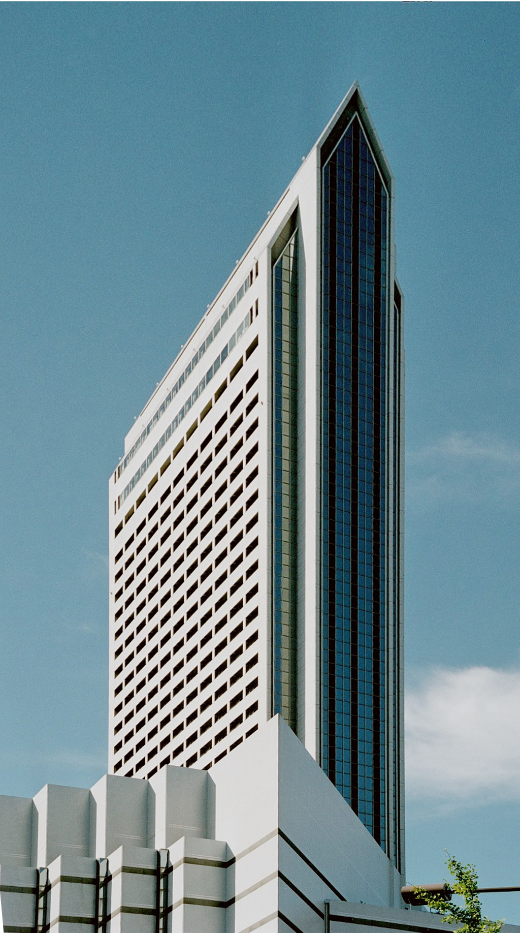 Shin-Kobe Oriental City, Kobe - View from the south. © Mathias Beinling