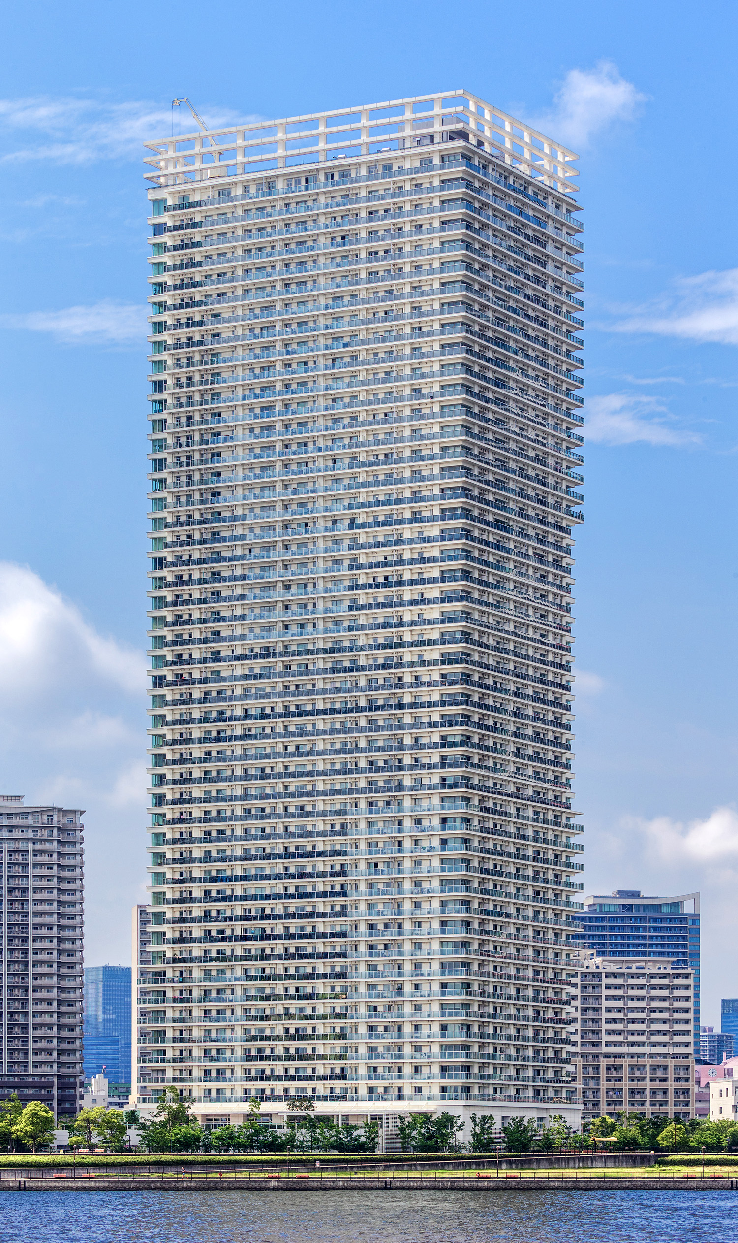 The Parkhouse Harumi Towers Tiaro Residence, Tokyo - View from the southeast. © Mathias Beinling
