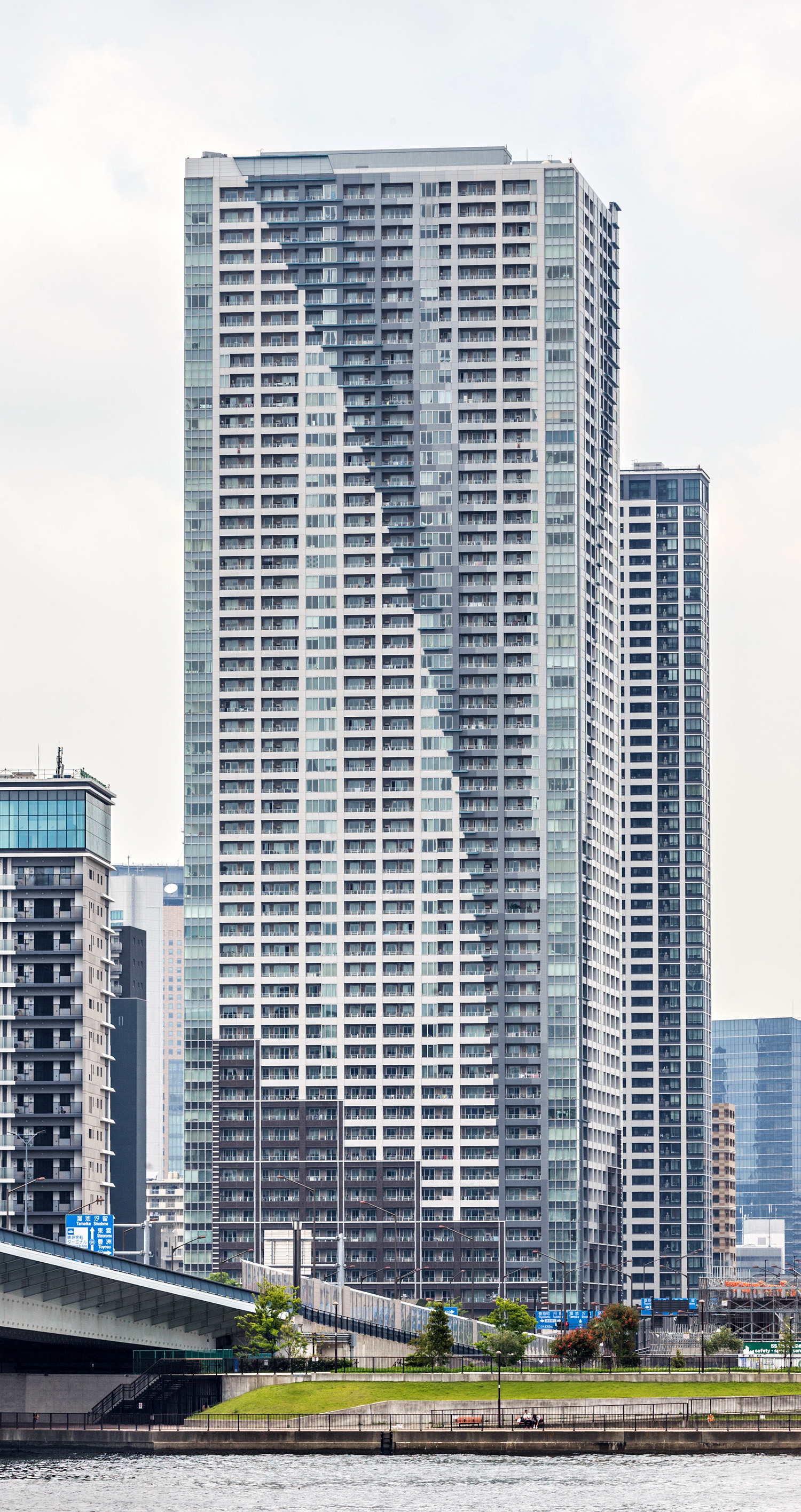 The Tokyo Towers Sea Tower, Tokyo - View from the southeast. © Mathias Beinling
