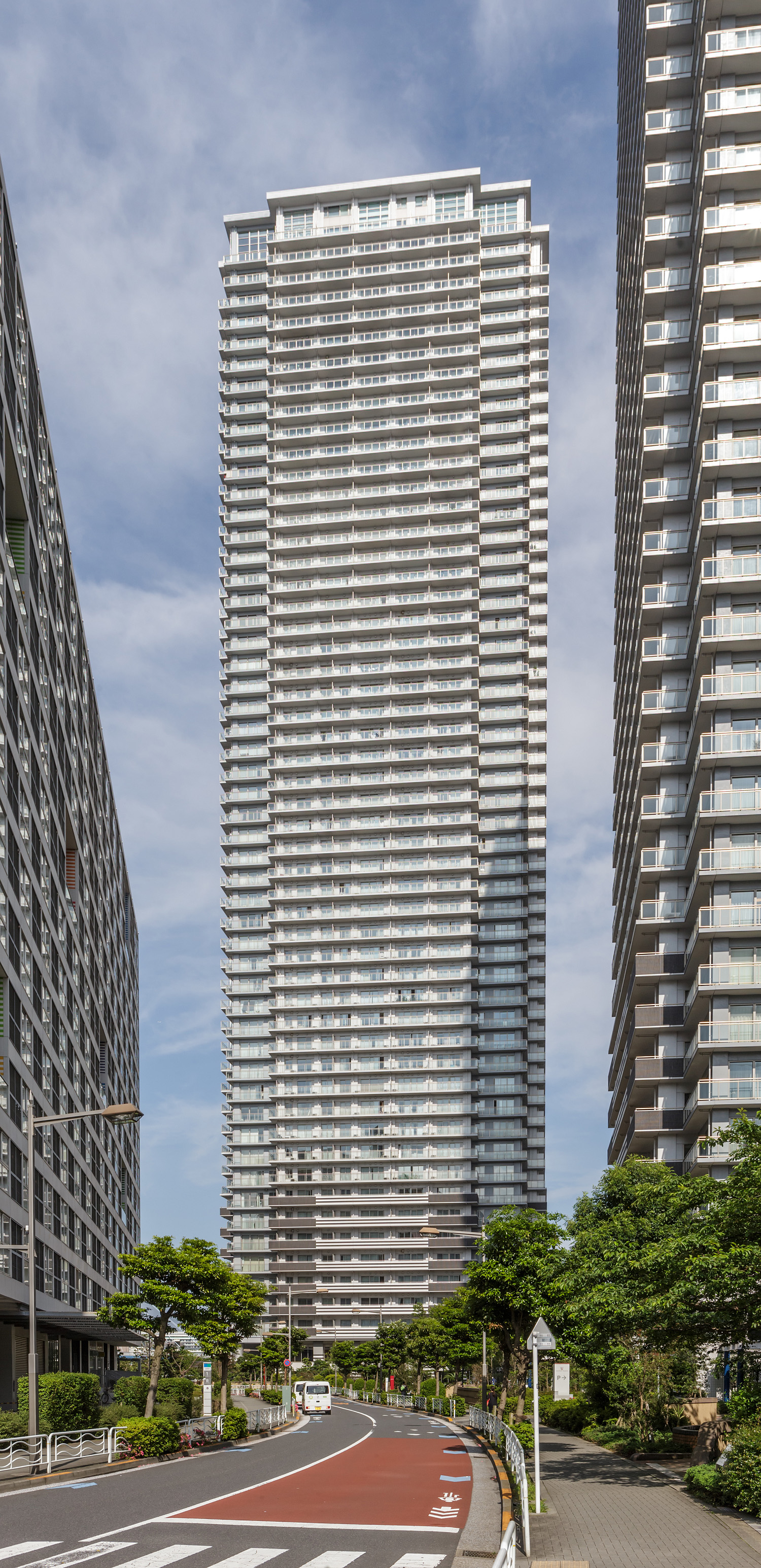 W-Comfort Towers East, Tokyo - View from the west. © Mathias Beinling