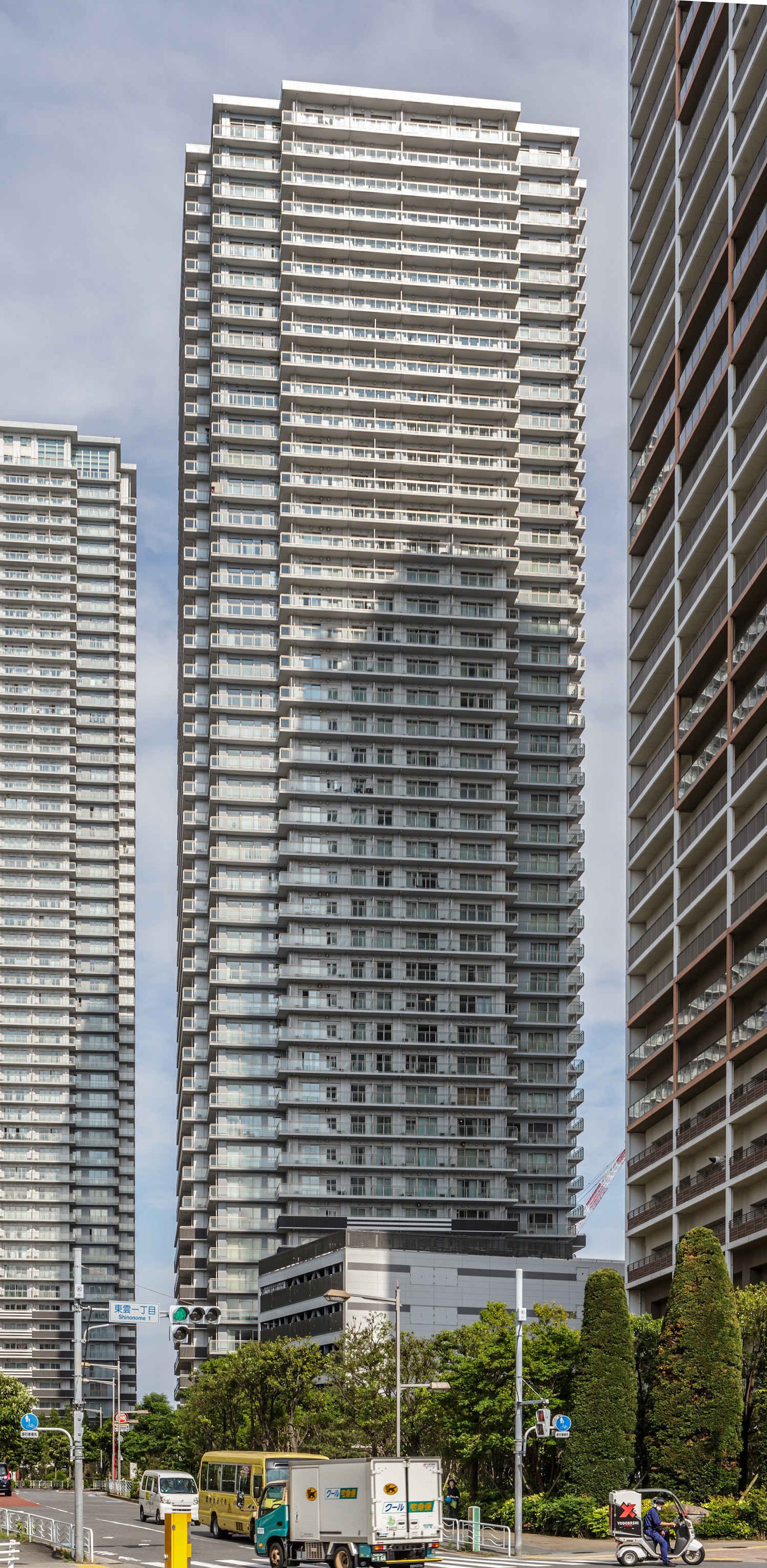 W-Comfort Towers West, Tokyo - View from the west. © Mathias Beinling