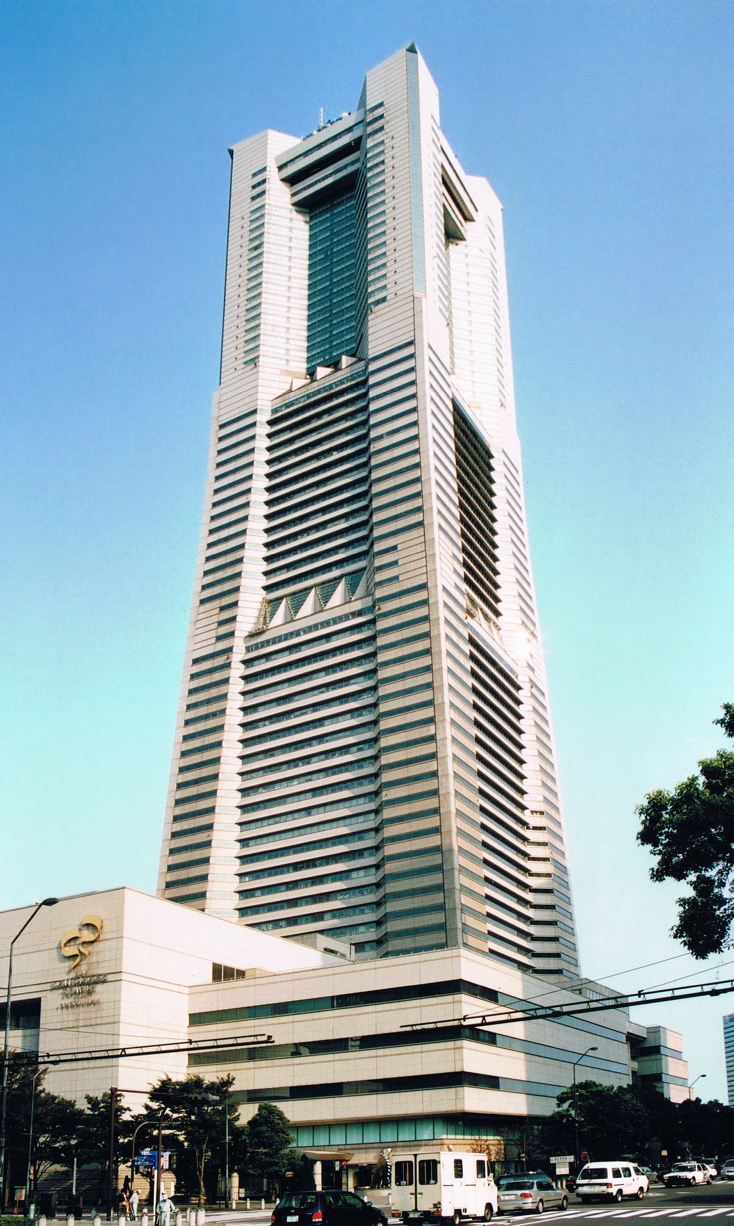 Landmark Tower, Yokohama - View from the northwest (blurry scan). © Mathias Beinling