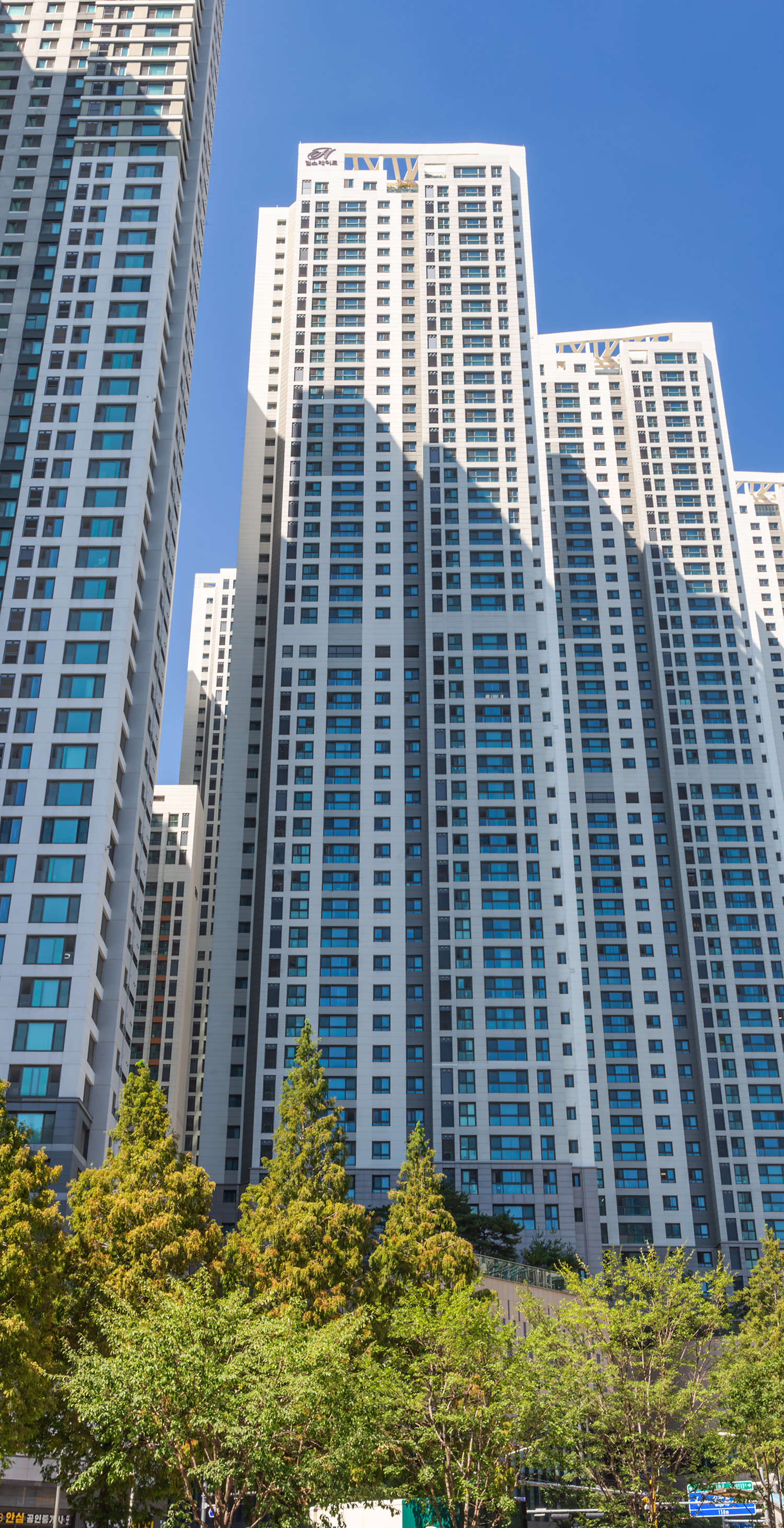 Hillstate Jungdong Tower 102, Bucheon - Looking up. © Mathias Beinling