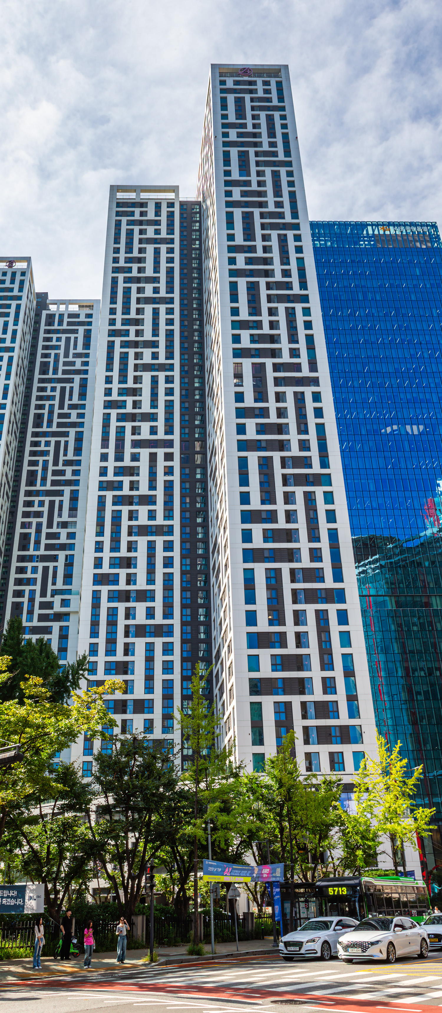 Brighten Yeouido Apartments Tower 103 - Looking up