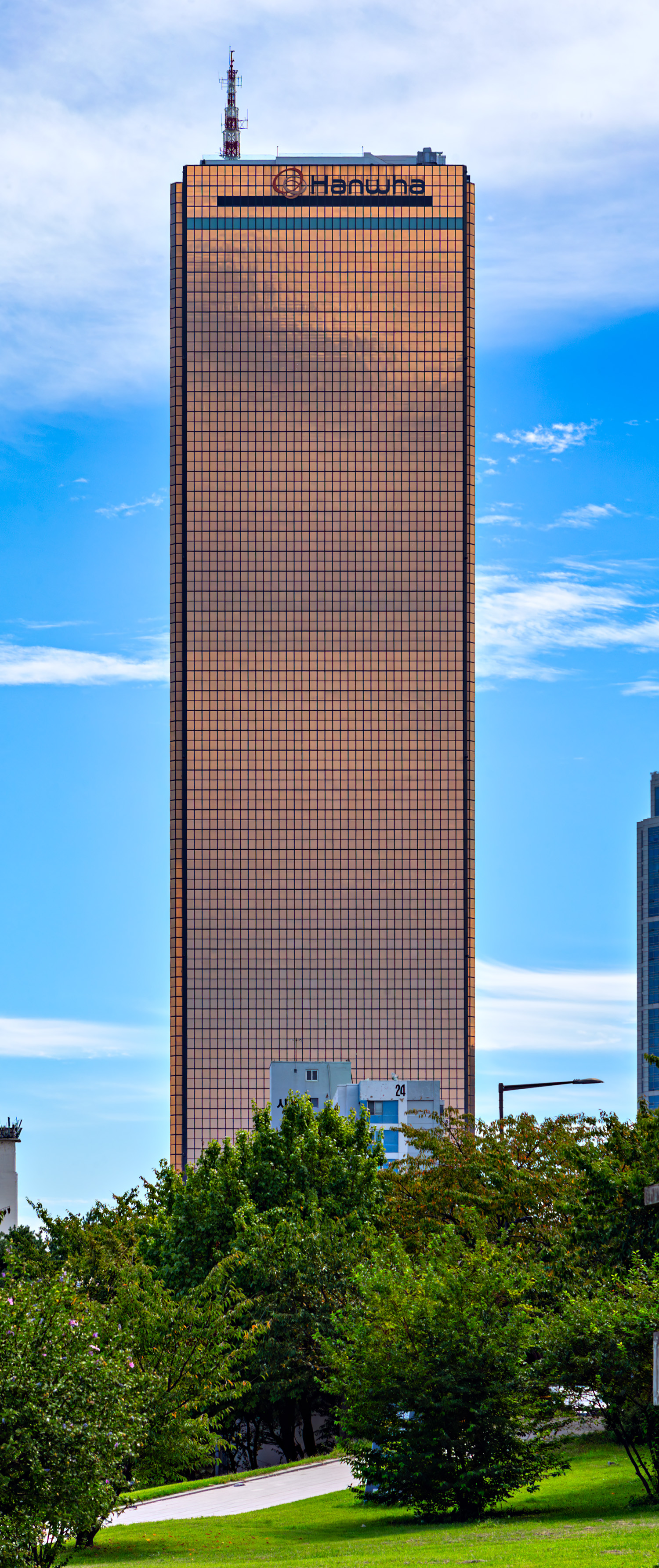 KLI 63 Building, Seoul - View from the northwest. © Mathias Beinling