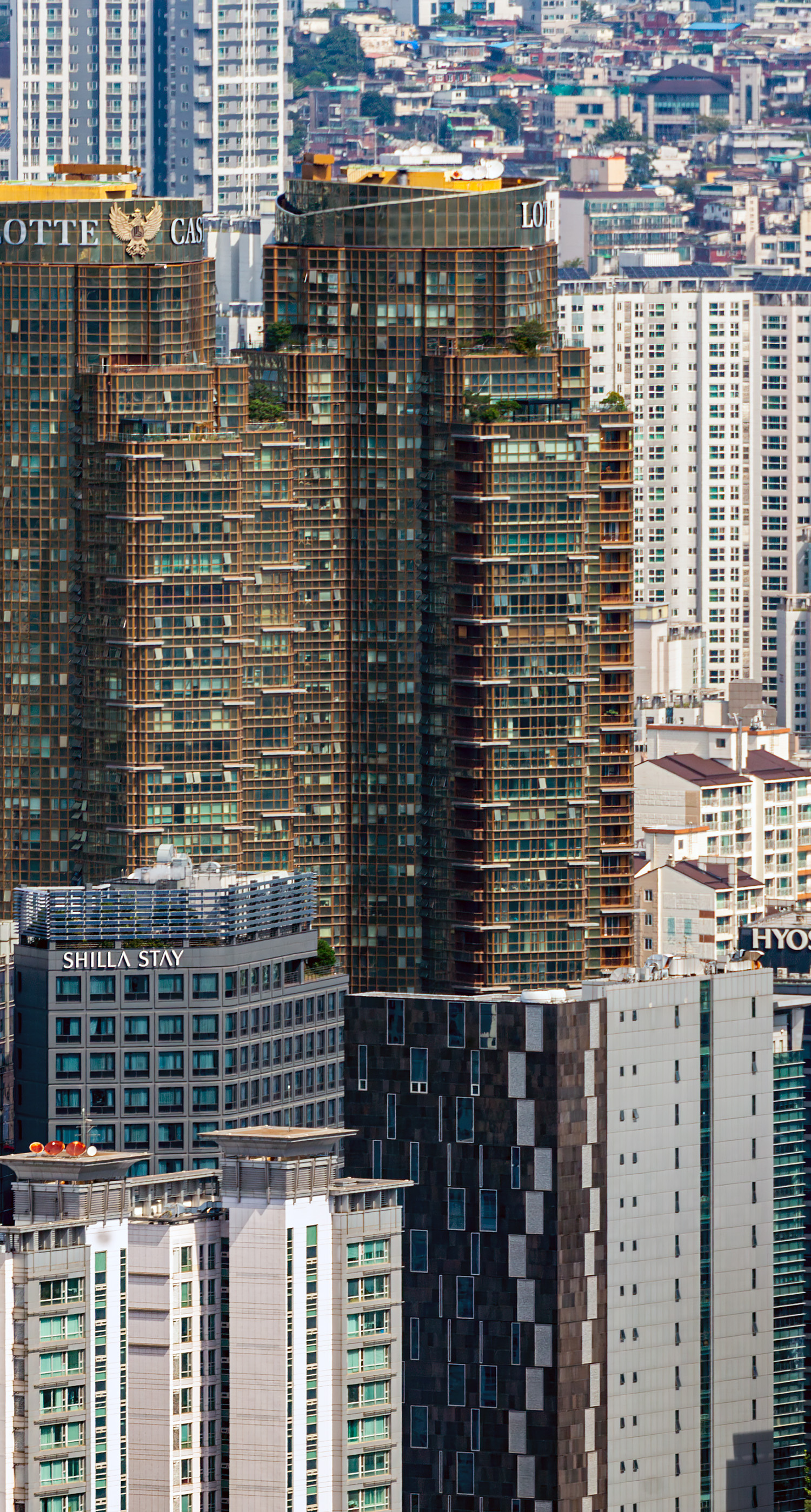 Lotte Castle President Tower 101, Seoul - Top floors seen from KLI 63 Building. © Mathias Beinling