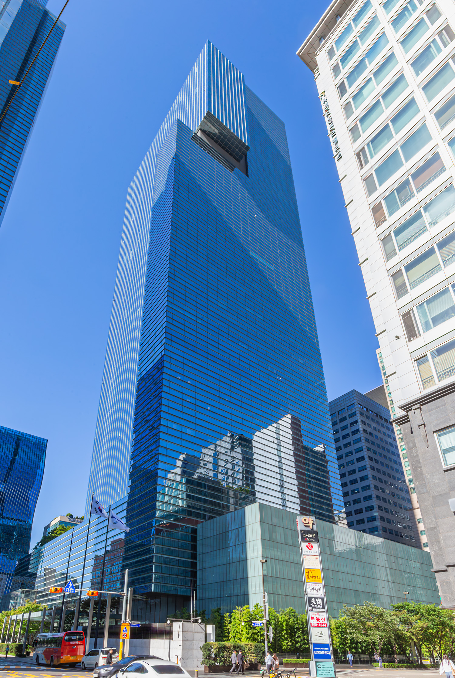 Samsung Headquarters, Seoul - Looking up. © Mathias Beinling