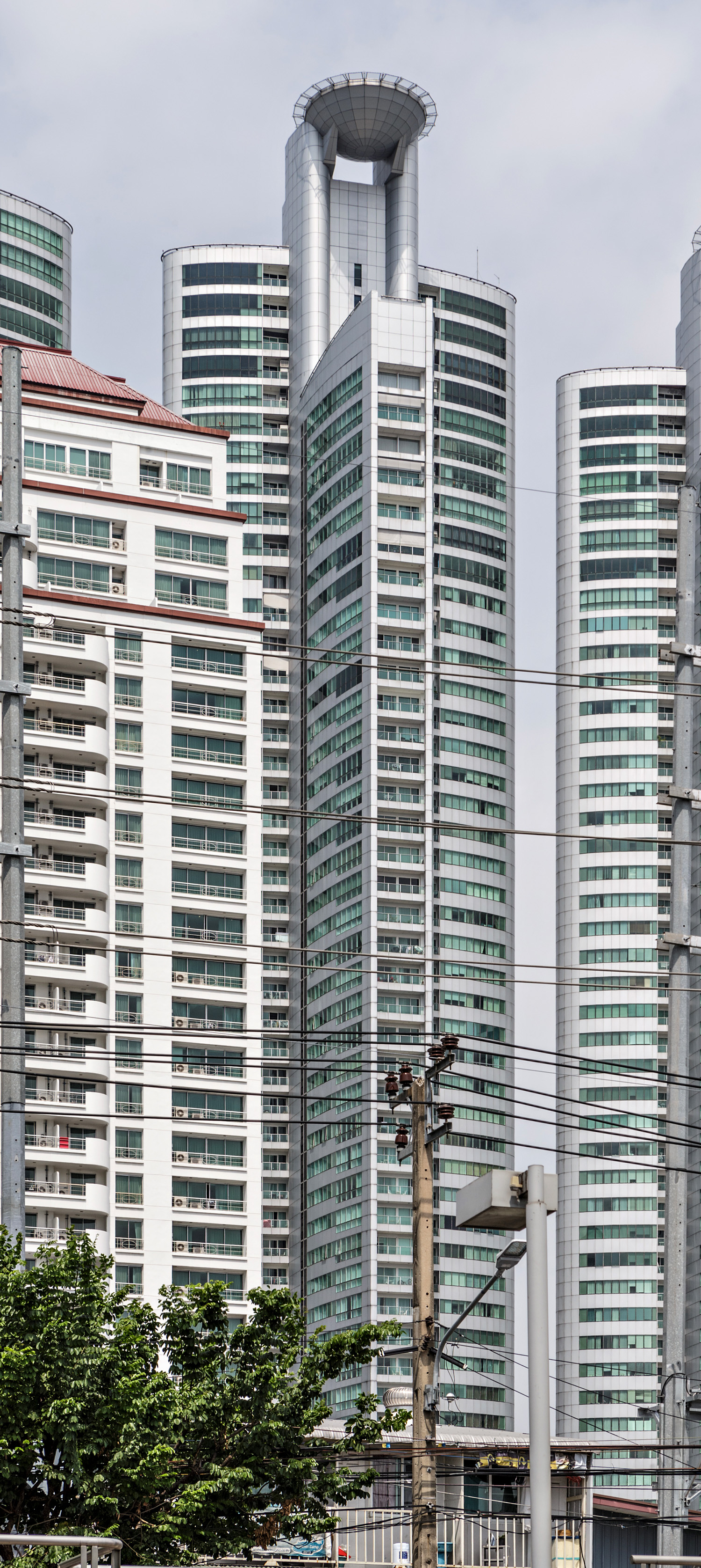 Millennium Residence Tower 3, Bangkok - View from Ratchadaphisek Road. © Mathias Beinling