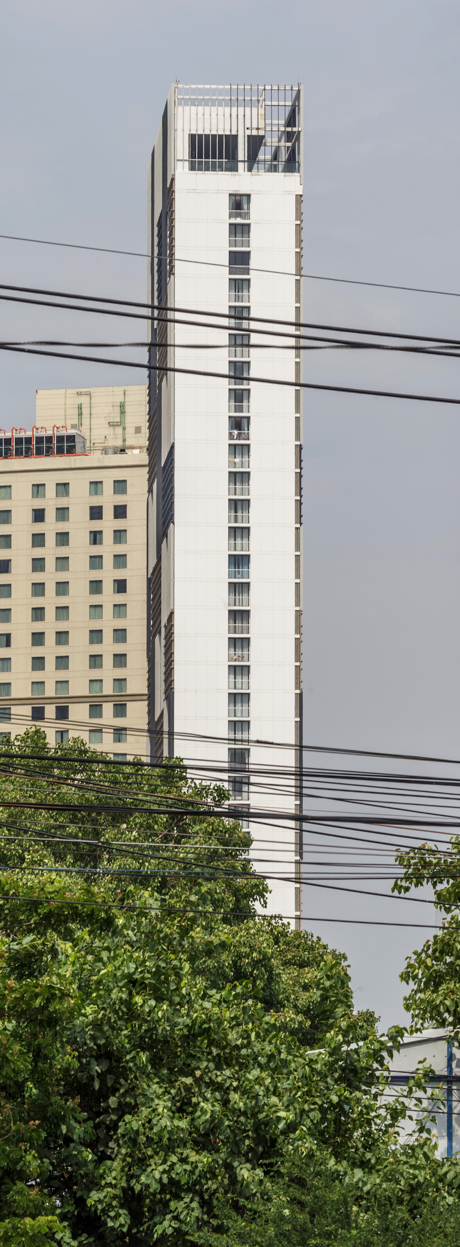 Park 24 Tower A, Bangkok - Narrow side seen from the west. © Mathias Beinling