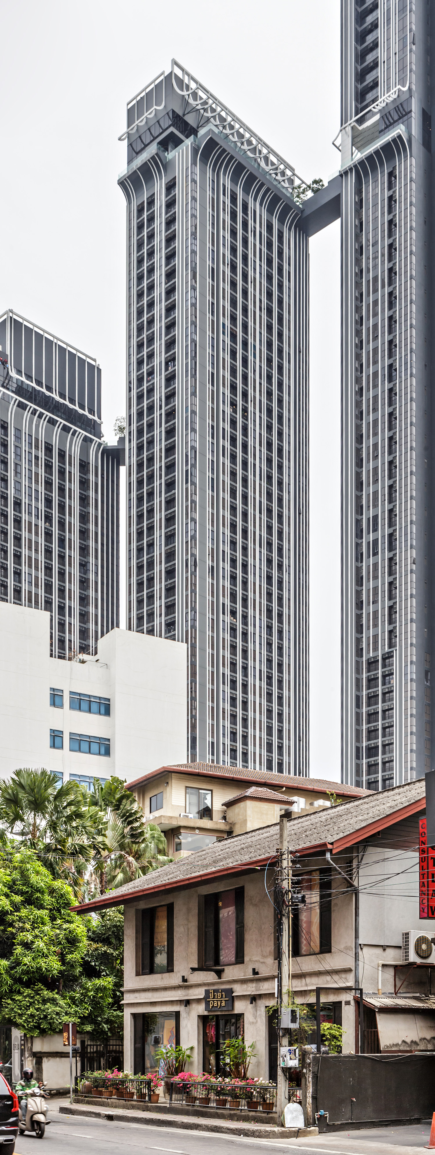Park Origin Thonglor Tower B, Bangkok - View from Soi Ekkamai 5. © Mathias Beinling