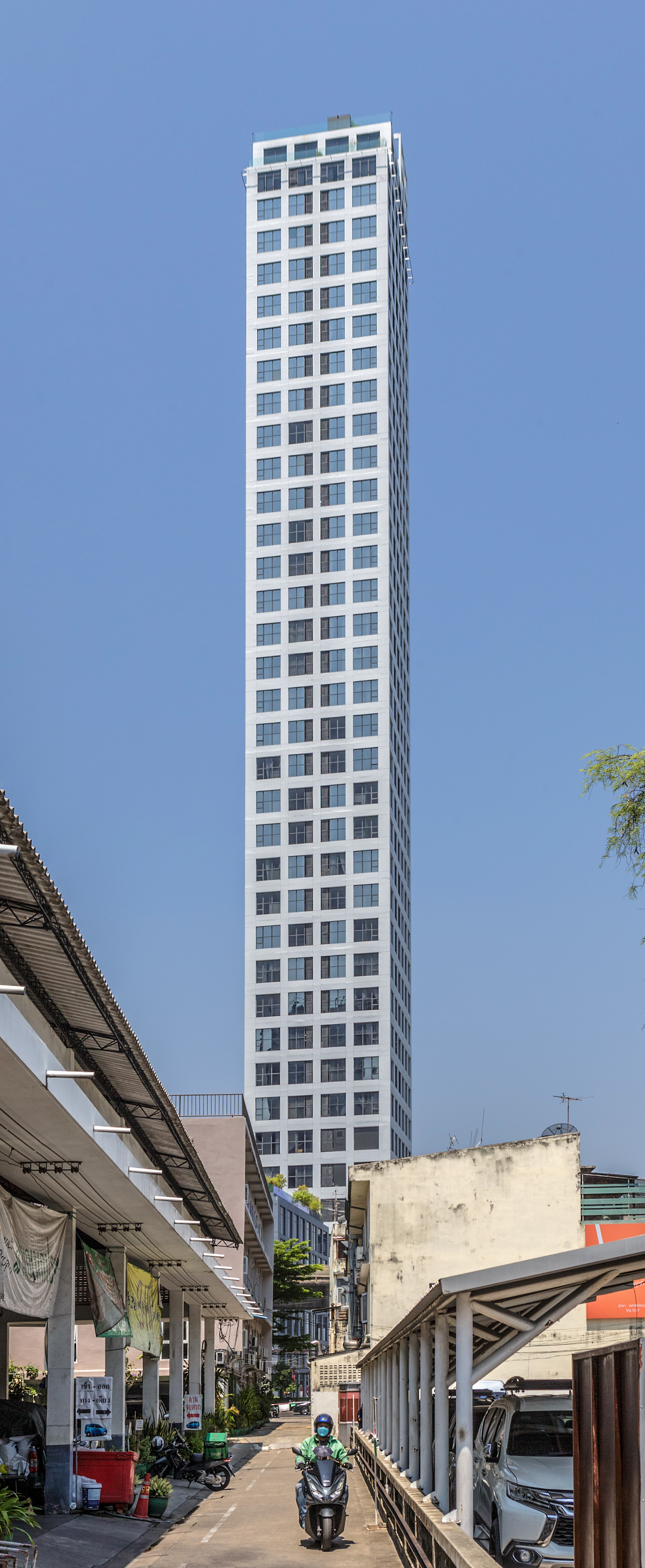 Ramada Plaza Residence Sukhumvit 48, Bangkok - View from Sukhumvit 75/2 Alley. © Mathias Beinling