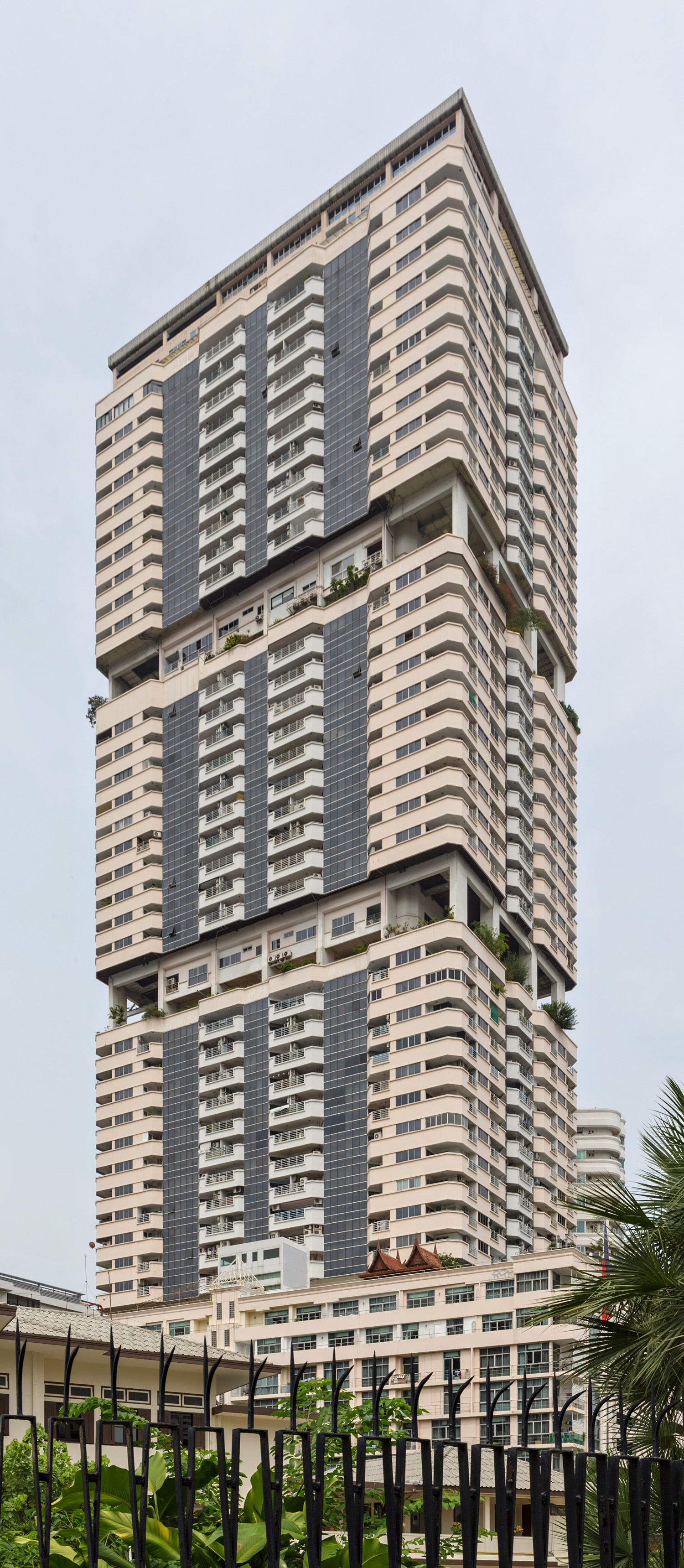 Waterford Diamond Tower, Bangkok - View from Sukhumvit Road. © Mathias Beinling