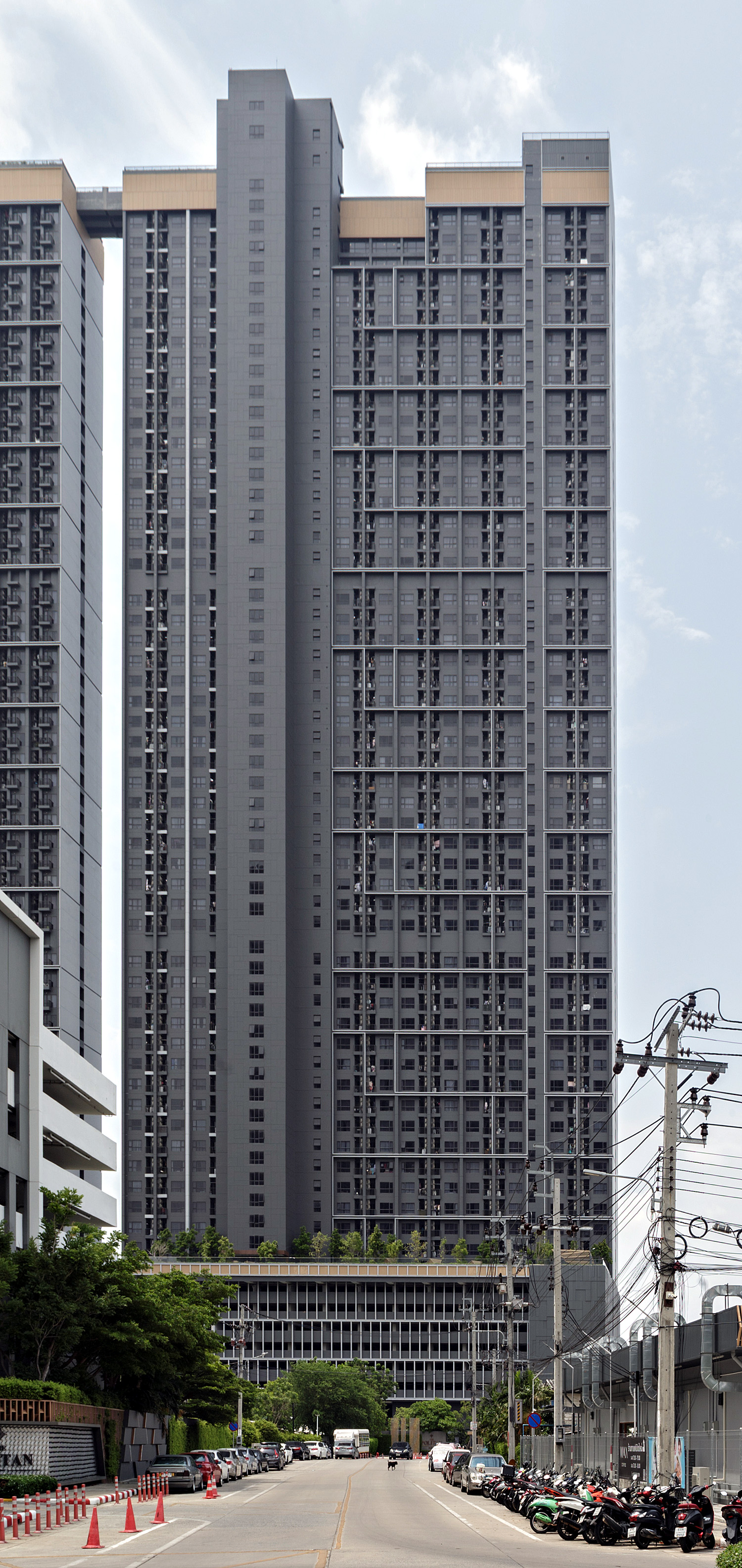 The Politan Aqua East Tower, Nonthaburi - View from the south. © Mathias Beinling