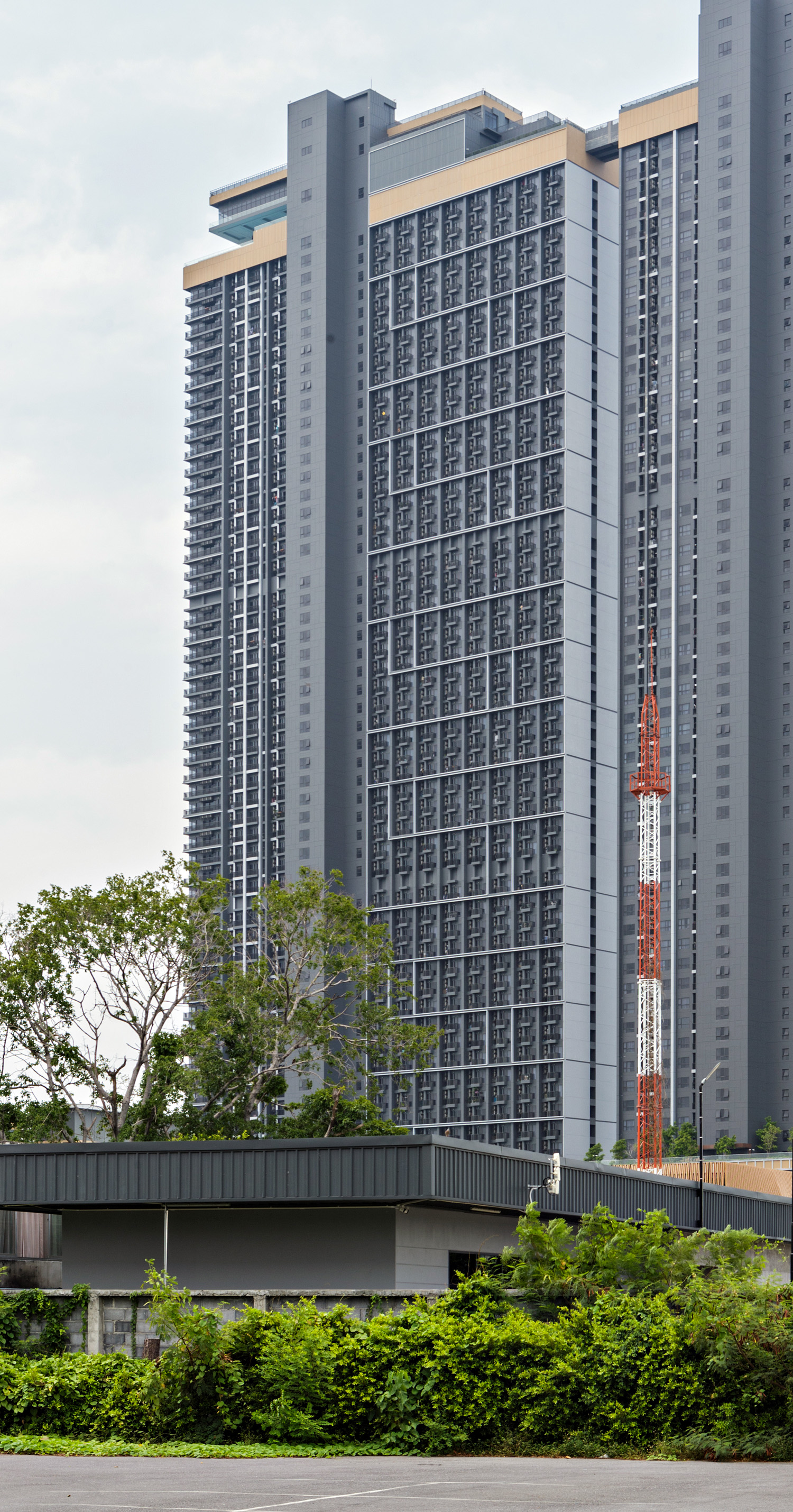 The Politan Aqua West Tower, Nonthaburi - View from Versaille Palace car park. © Mathias Beinling