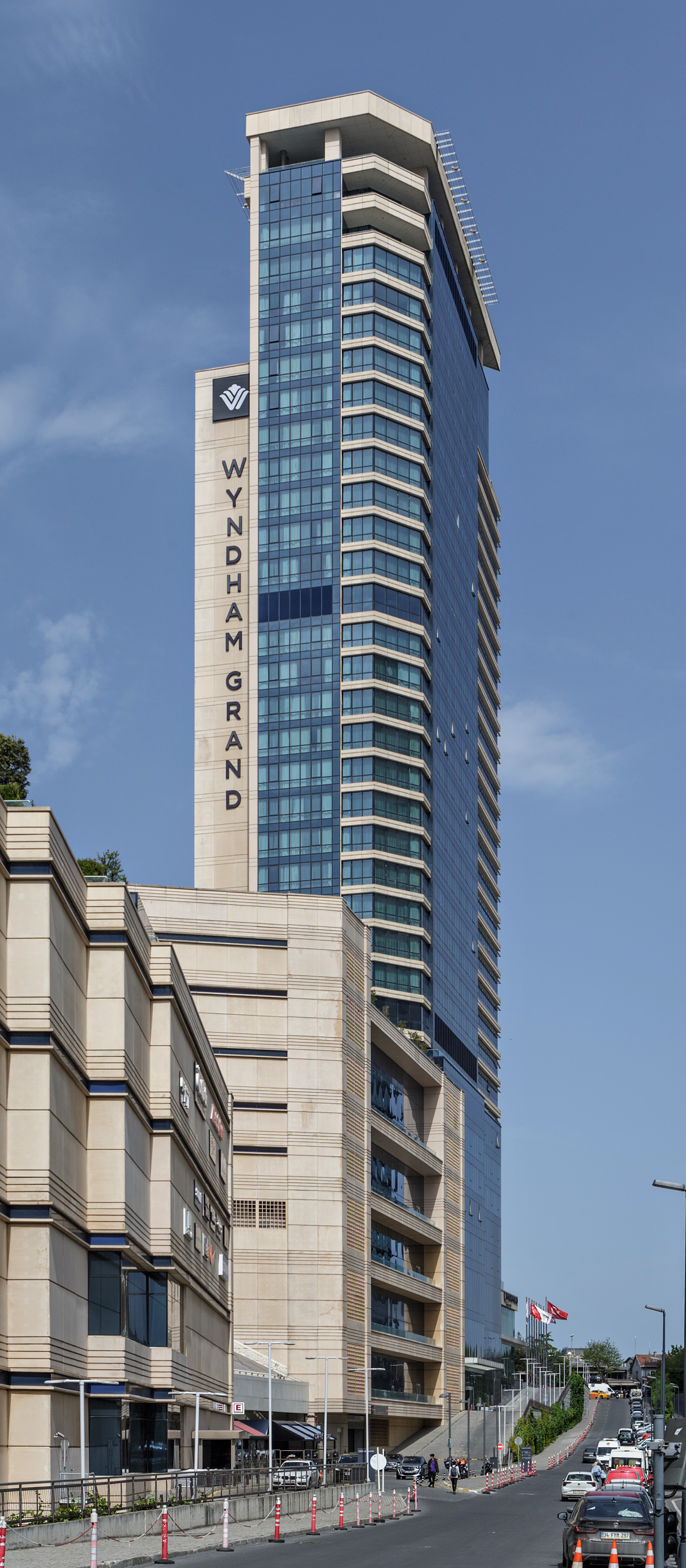 Ozdilek Plaza Tower A, Istanbul - View from the west. © Mathias Beinling