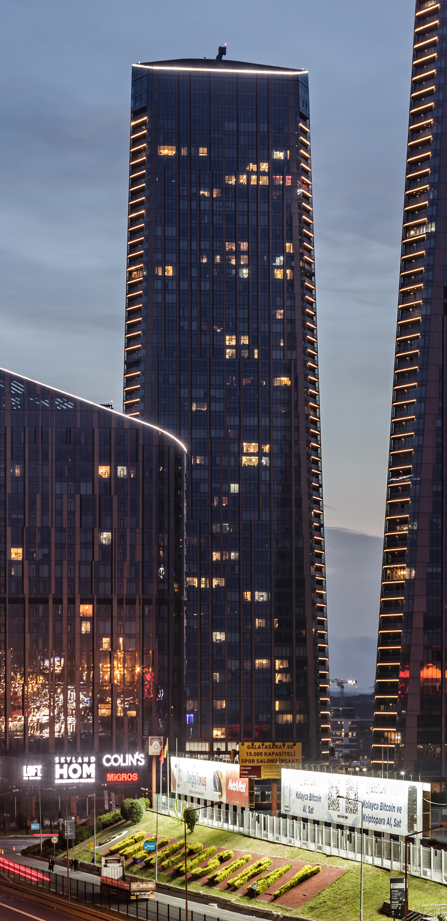 Skyland Residential Tower, Istanbul - View from the east. © Mathias Beinling