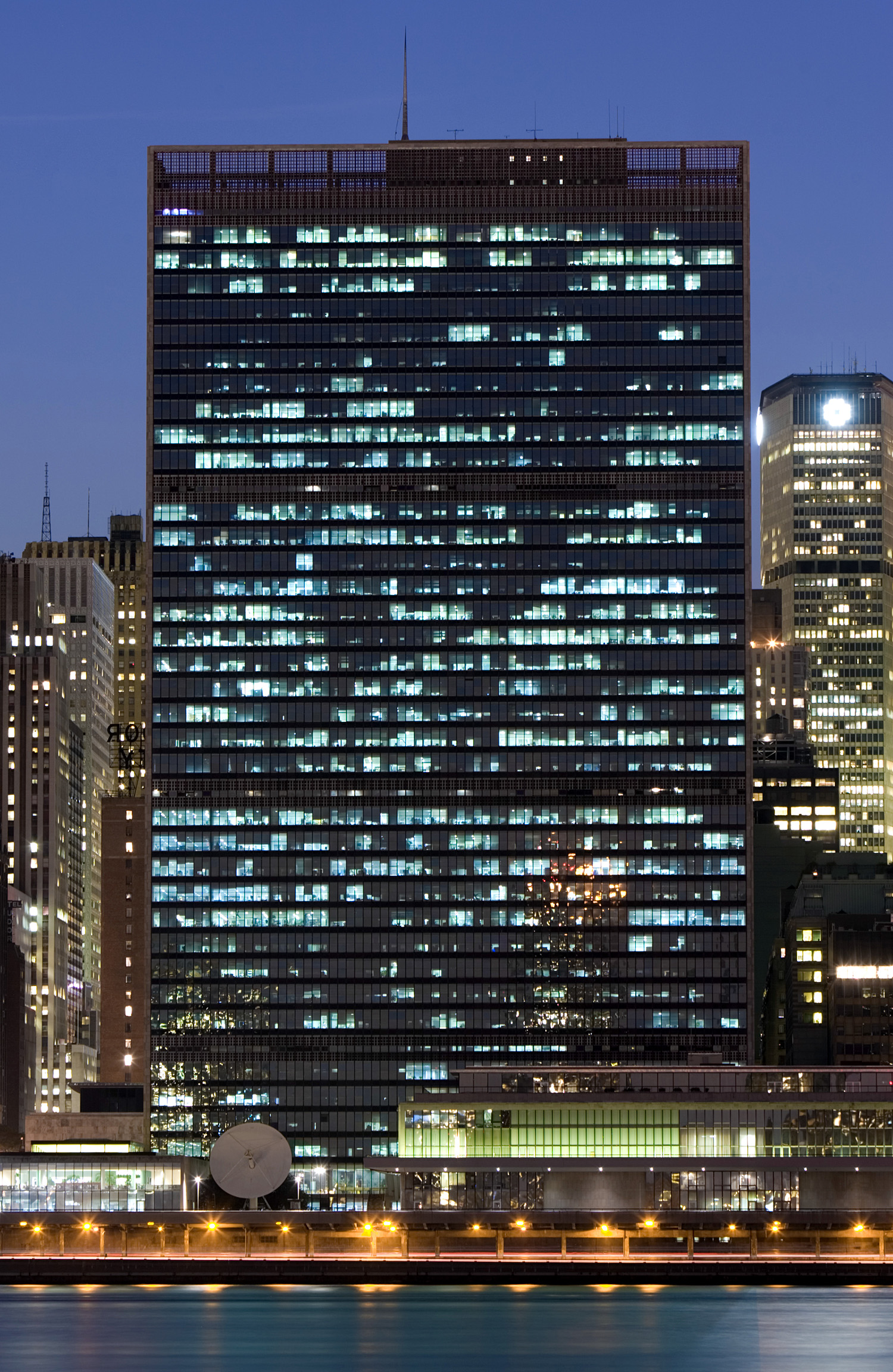 United Nations Secretariat Building - Night view from Queens